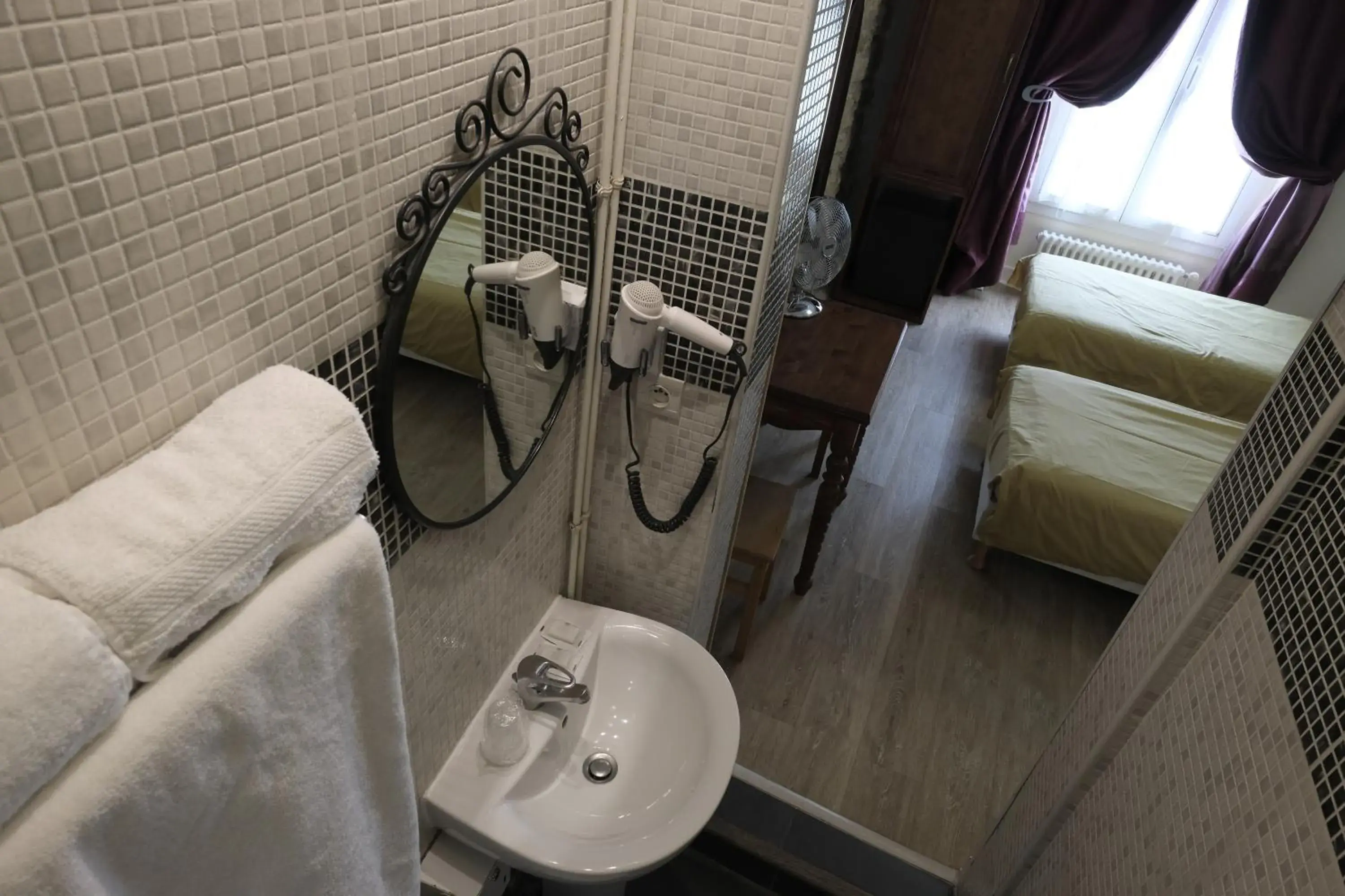Bedroom, Bathroom in Grand Hotel De Clermont