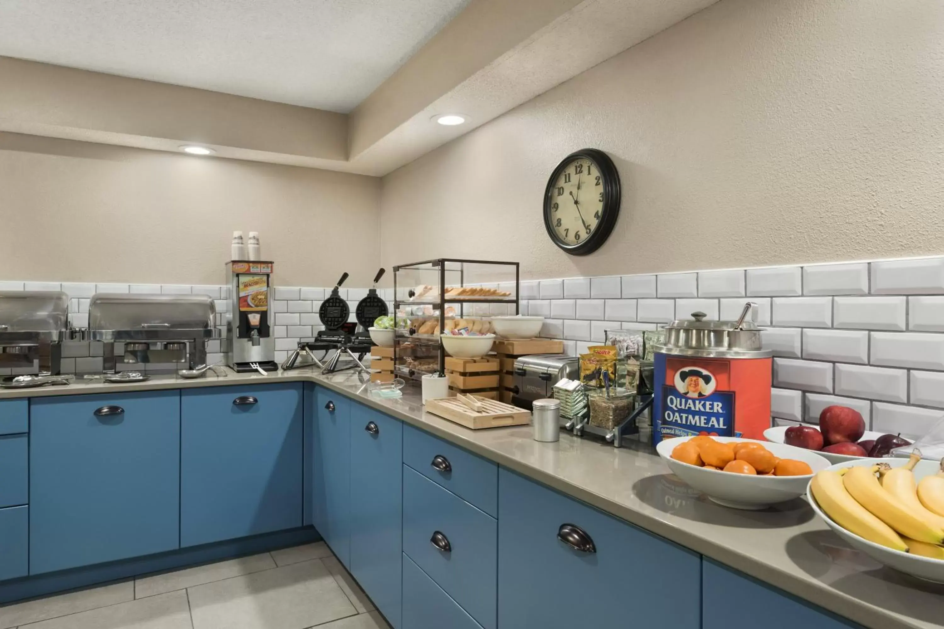 Buffet breakfast, Kitchen/Kitchenette in Country Inn & Suites by Radisson, Ankeny, IA