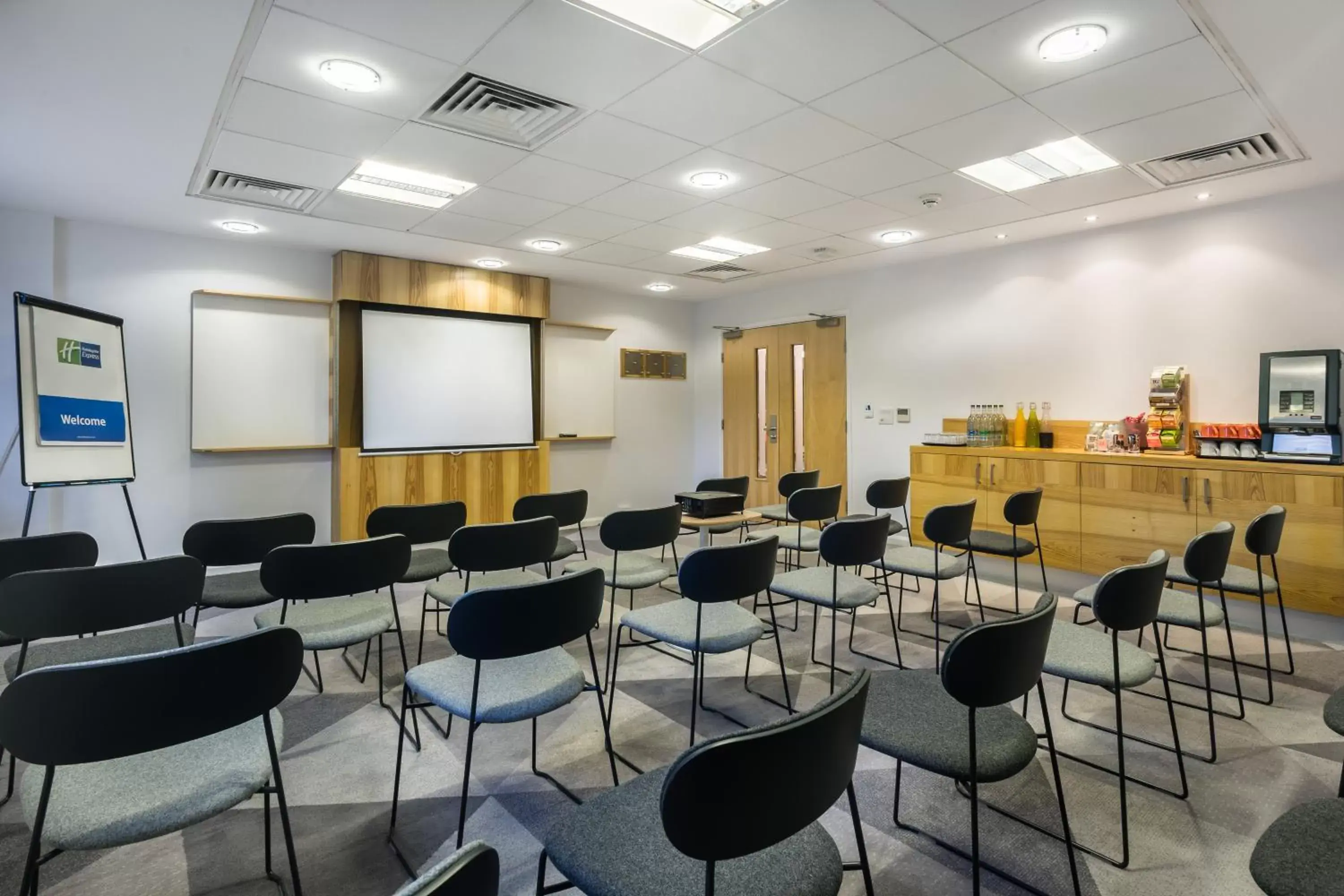 Meeting/conference room in Holiday Inn Express London - Watford Junction, an IHG Hotel