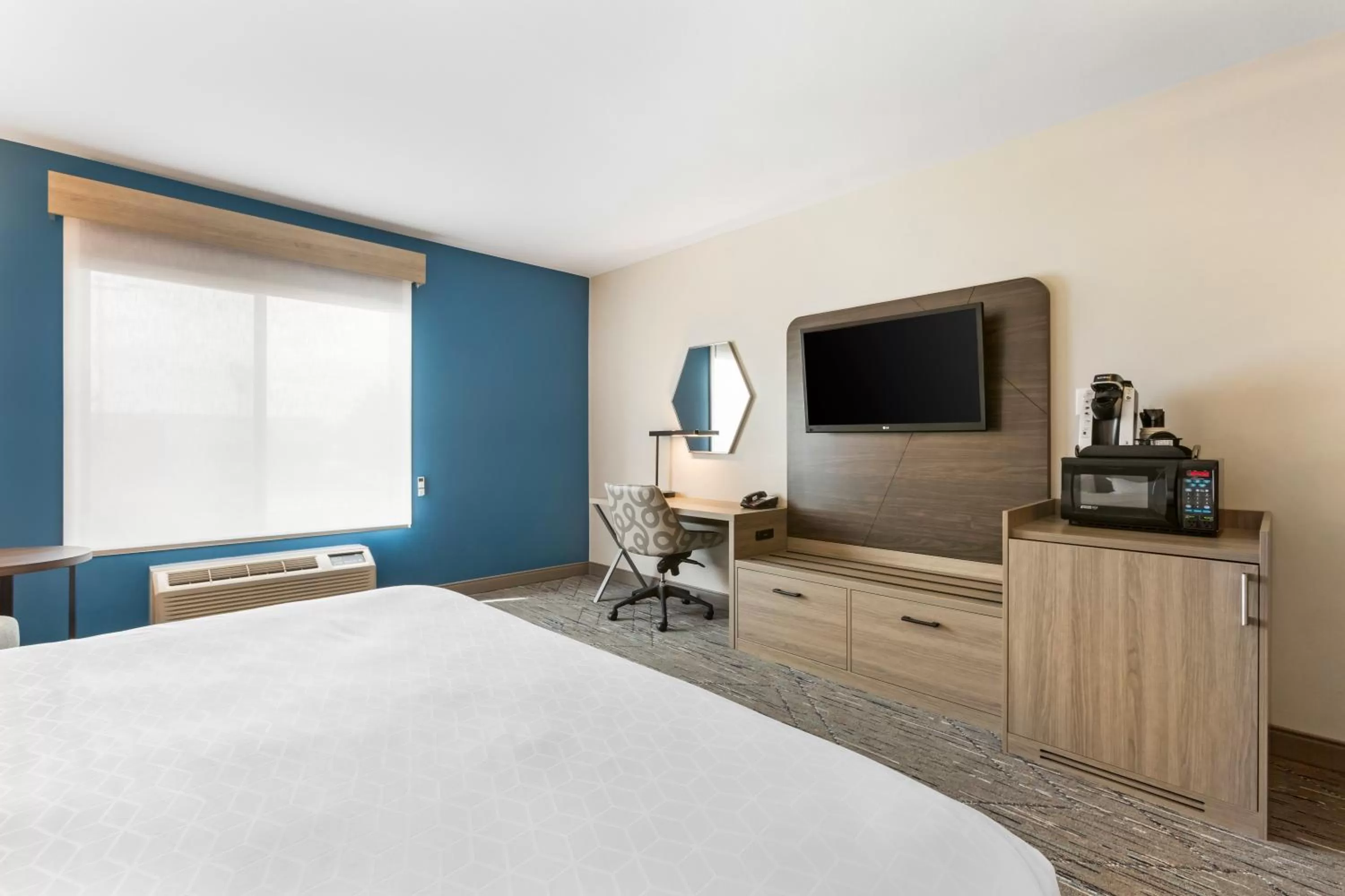 minibar, Bed in Holiday Inn Express Belgrade-Bozeman Area by IHG