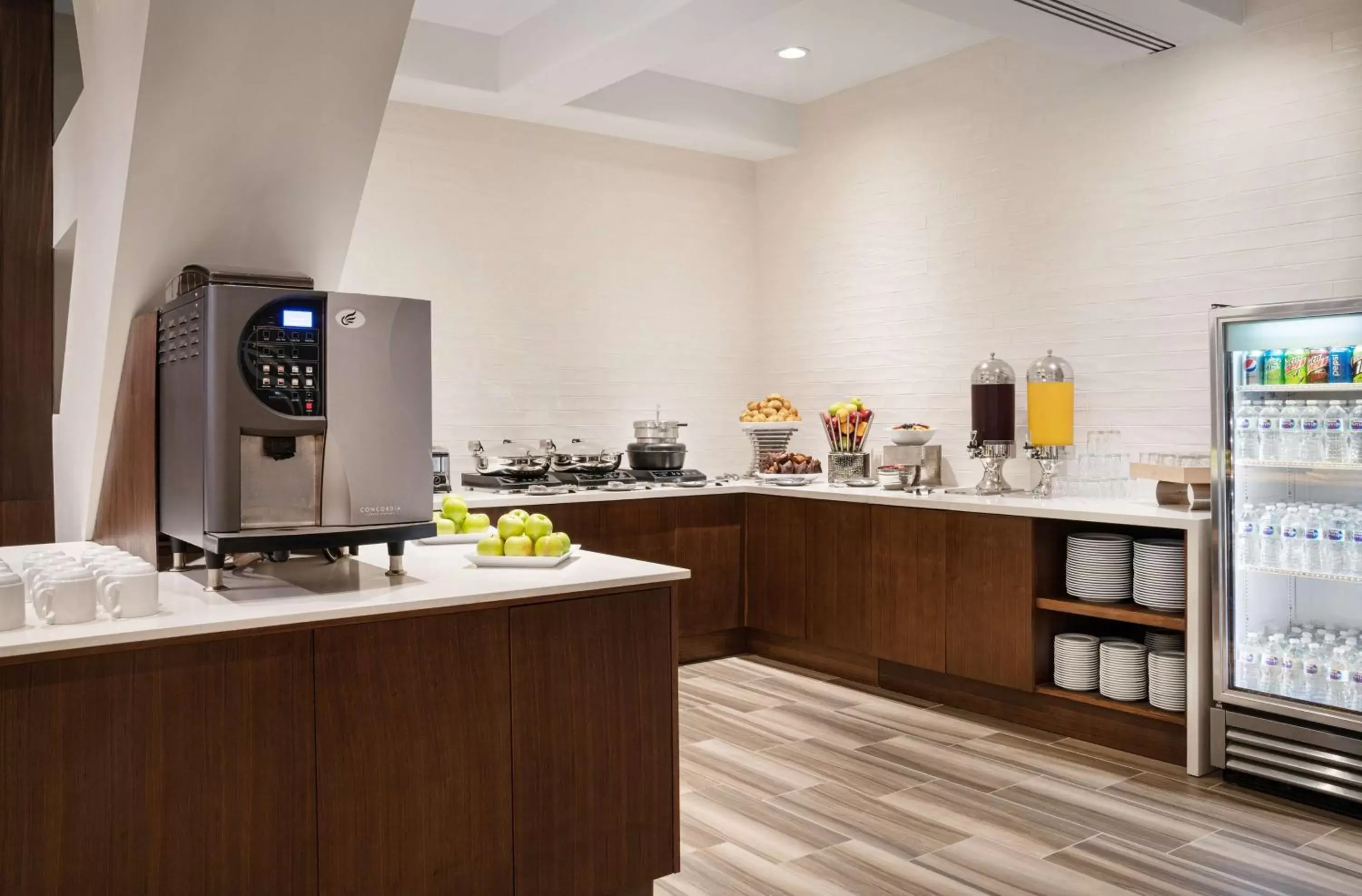 Property building, Kitchen/Kitchenette in Hilton Seattle