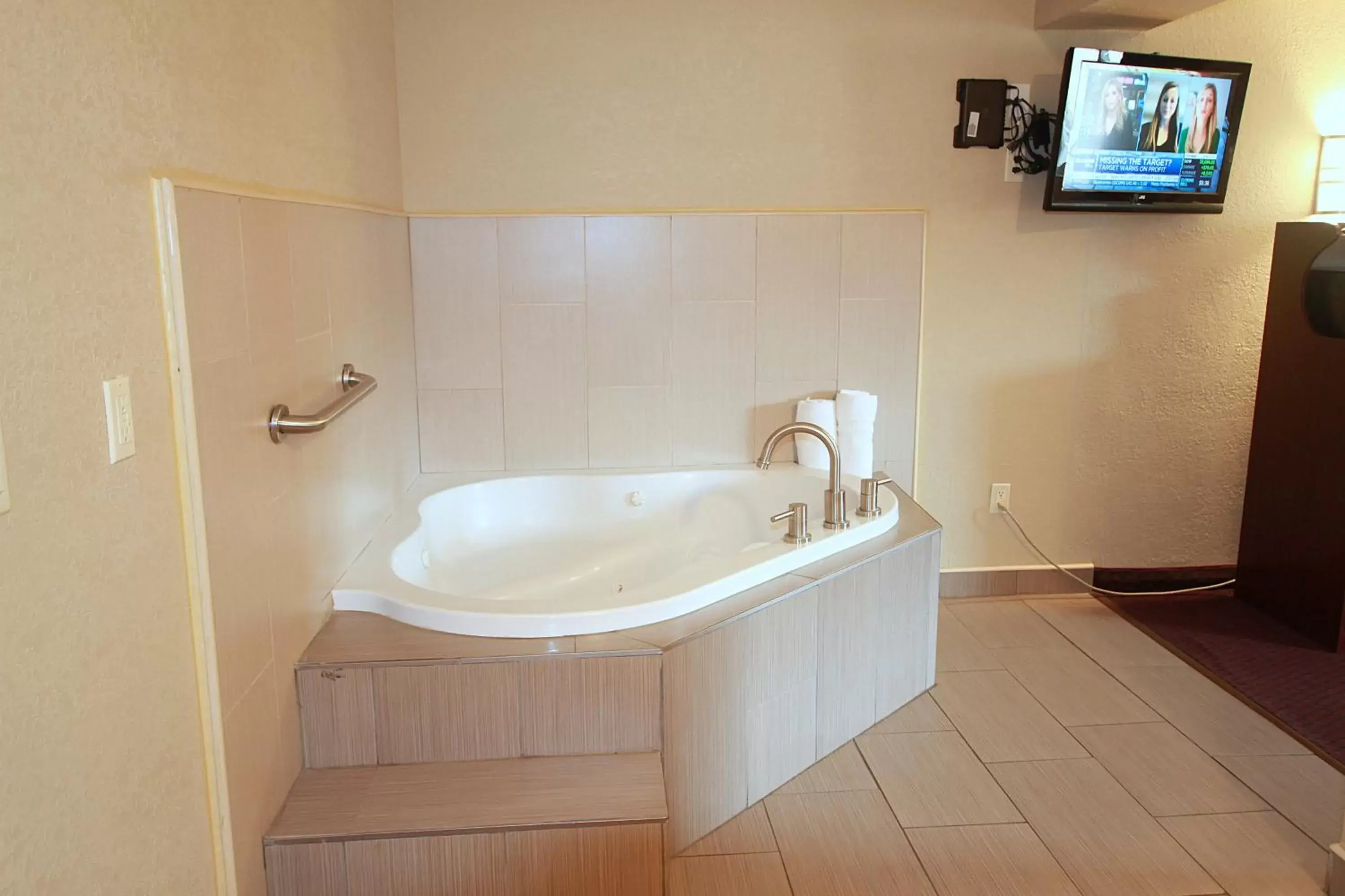 Spa and wellness centre/facilities, Bathroom in Travel Inn & Suites Flemington