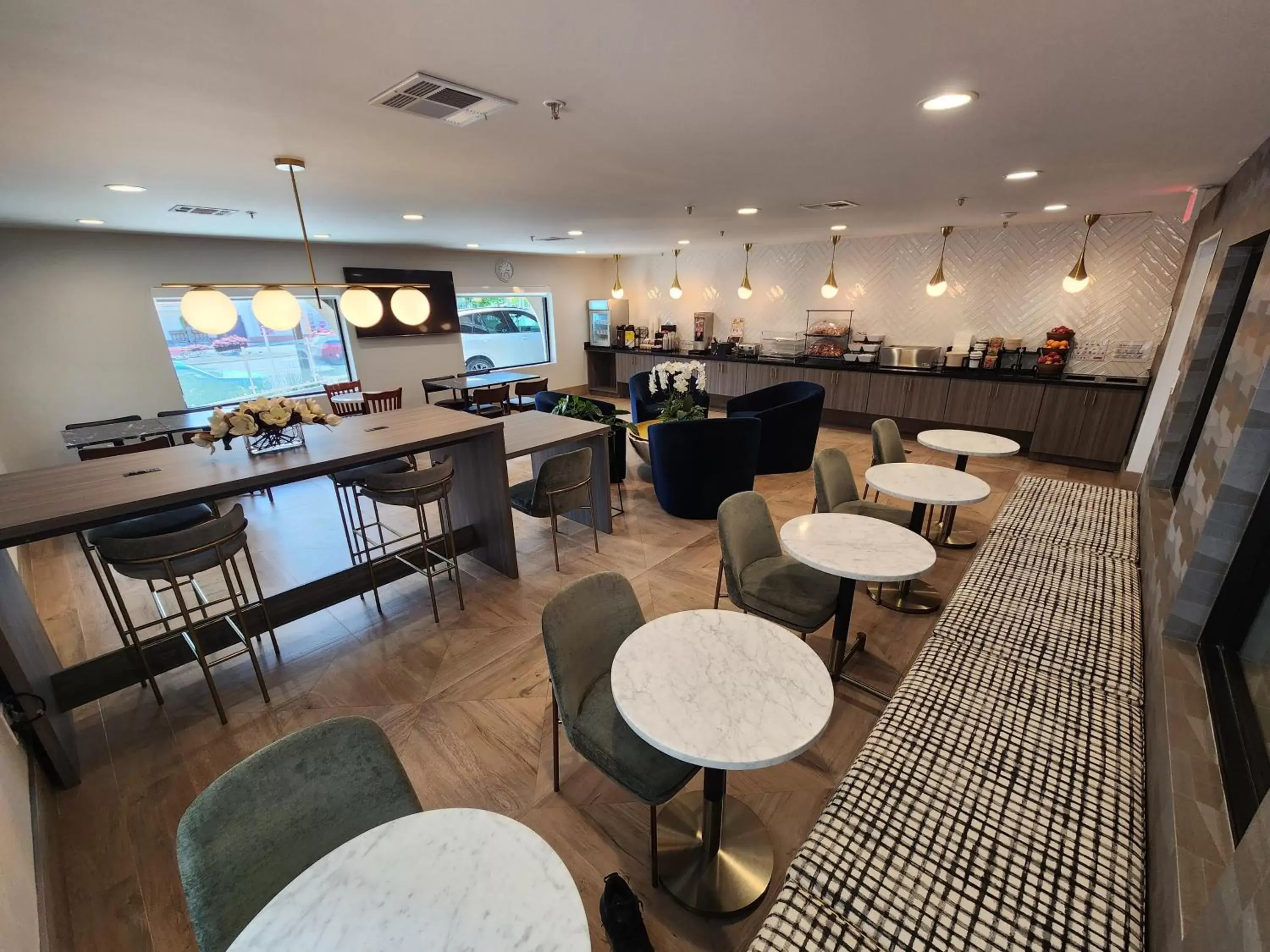 Breakfast, Lounge/Bar in La Quinta by Wyndham San Francisco Airport West