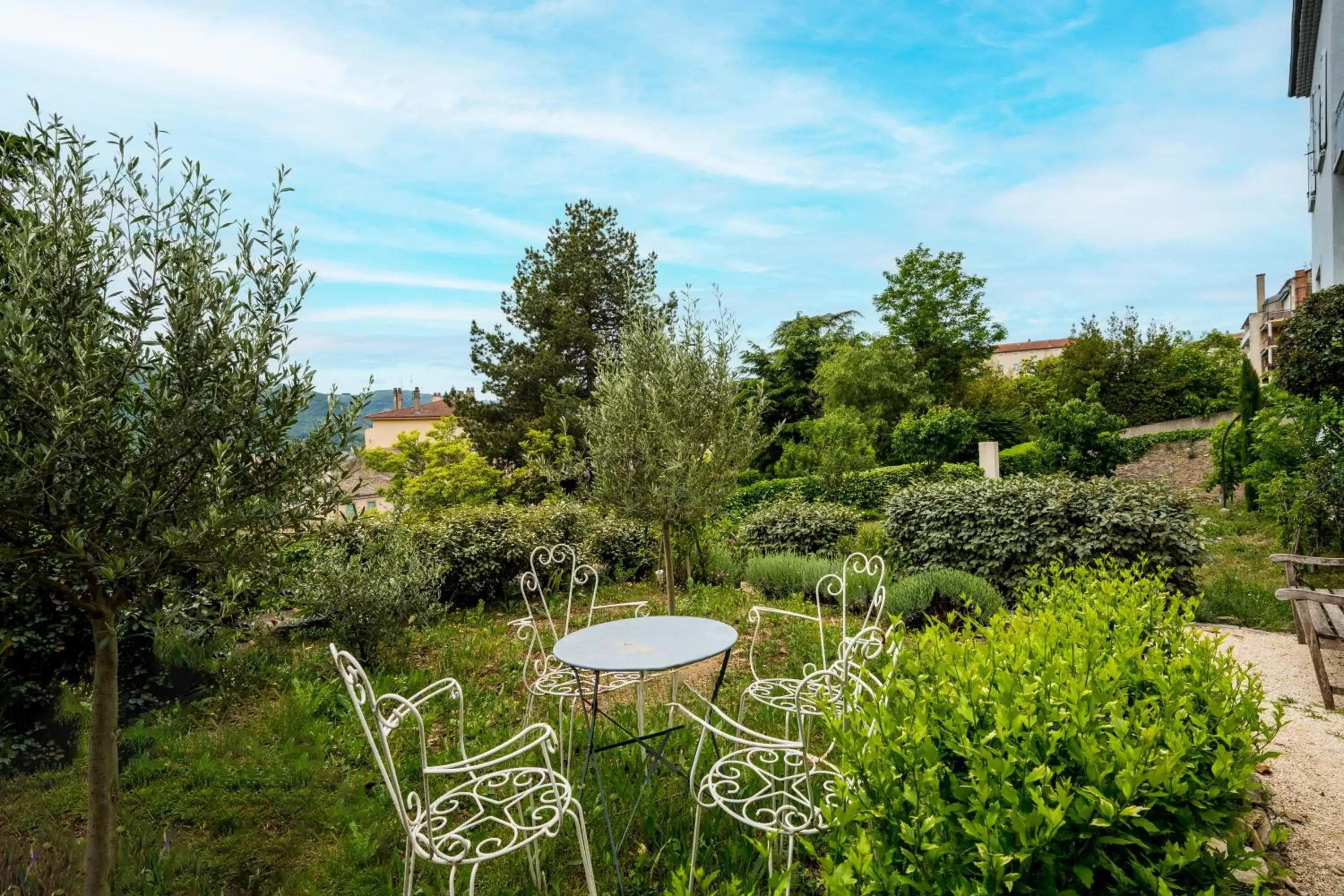 Garden in La Maison Jaffran, suite en ville