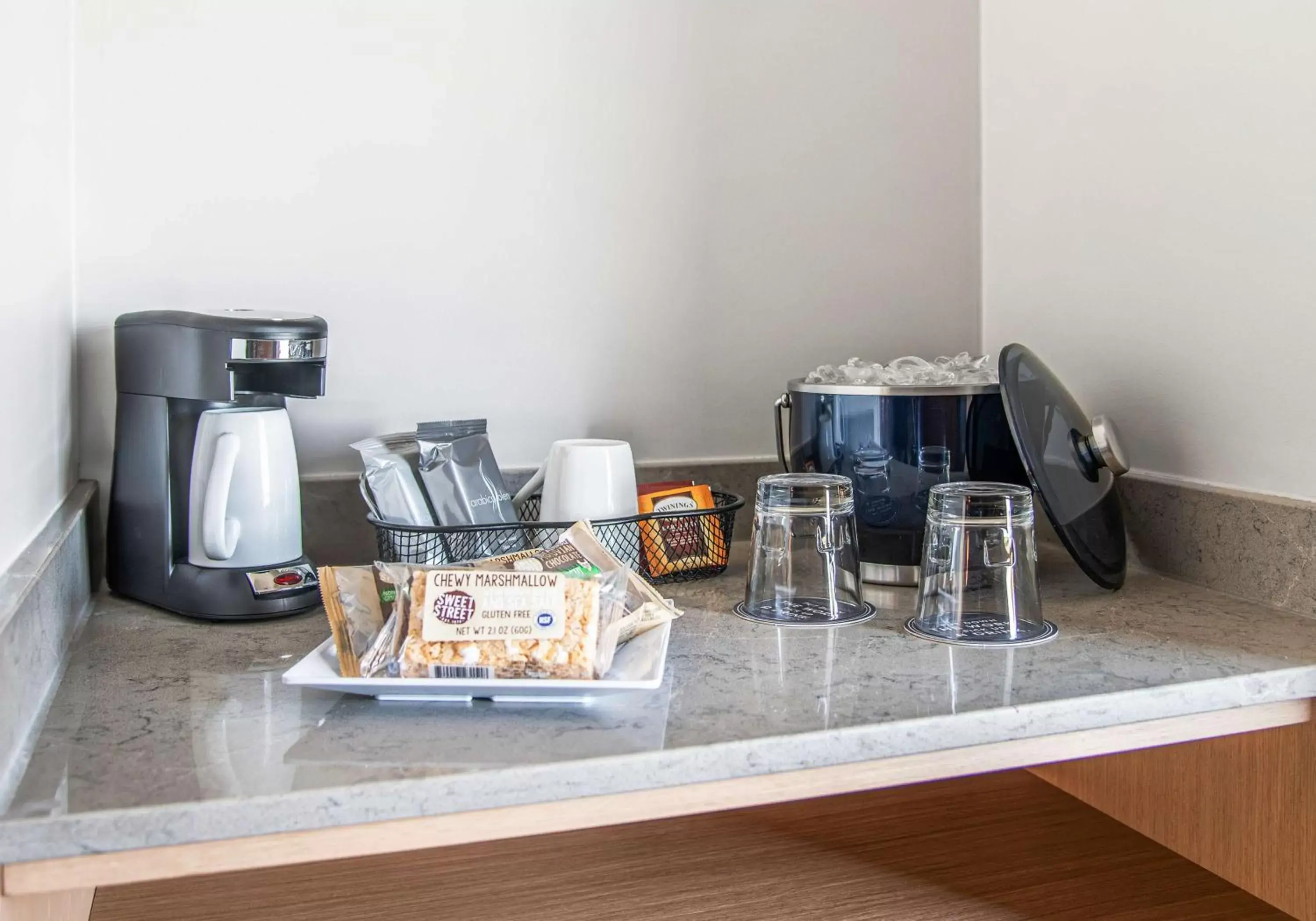 Coffee/tea facilities in Hyatt Place Newark-Silicon Valley