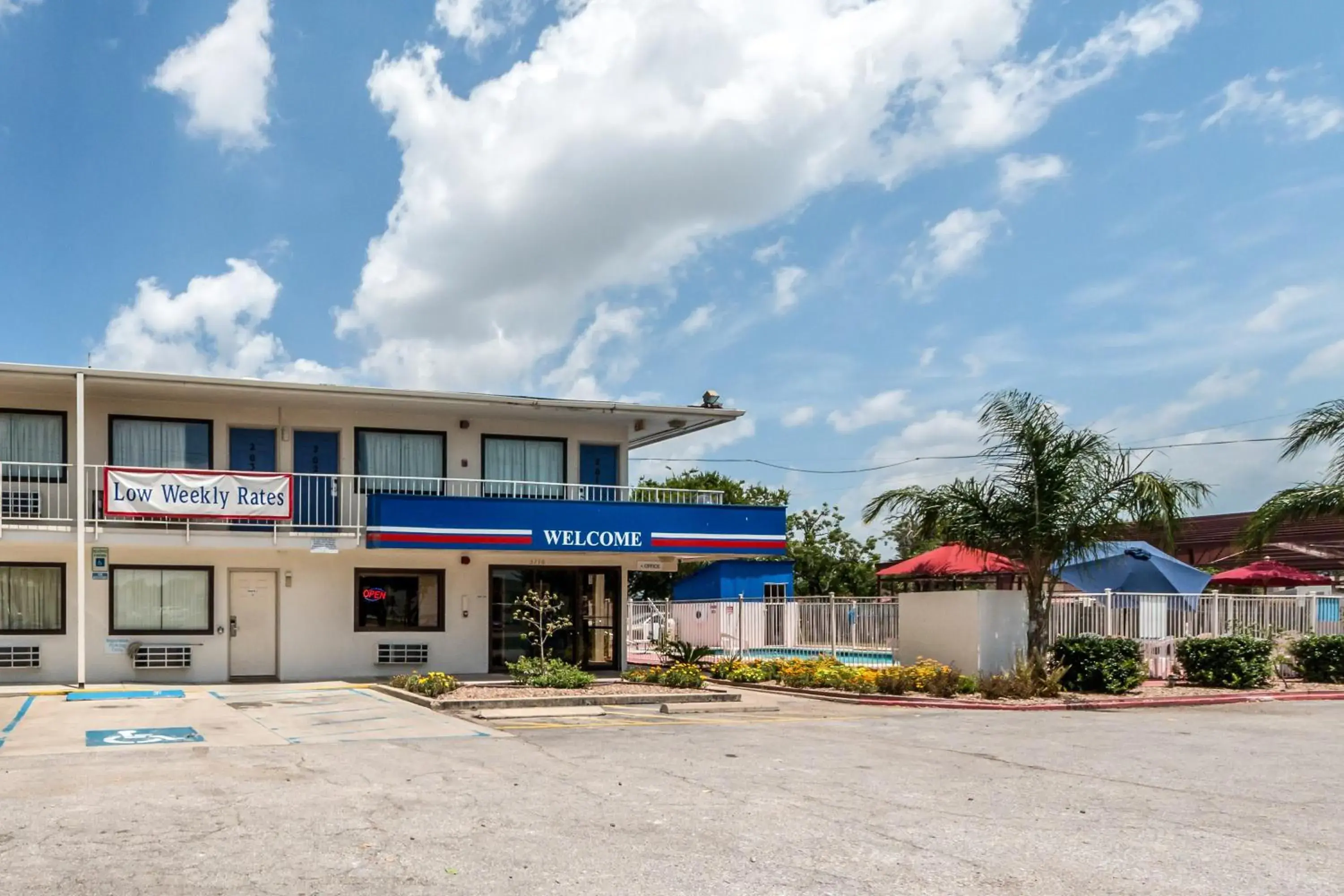 Facade/Entrance in Motel 6-Victoria, TX