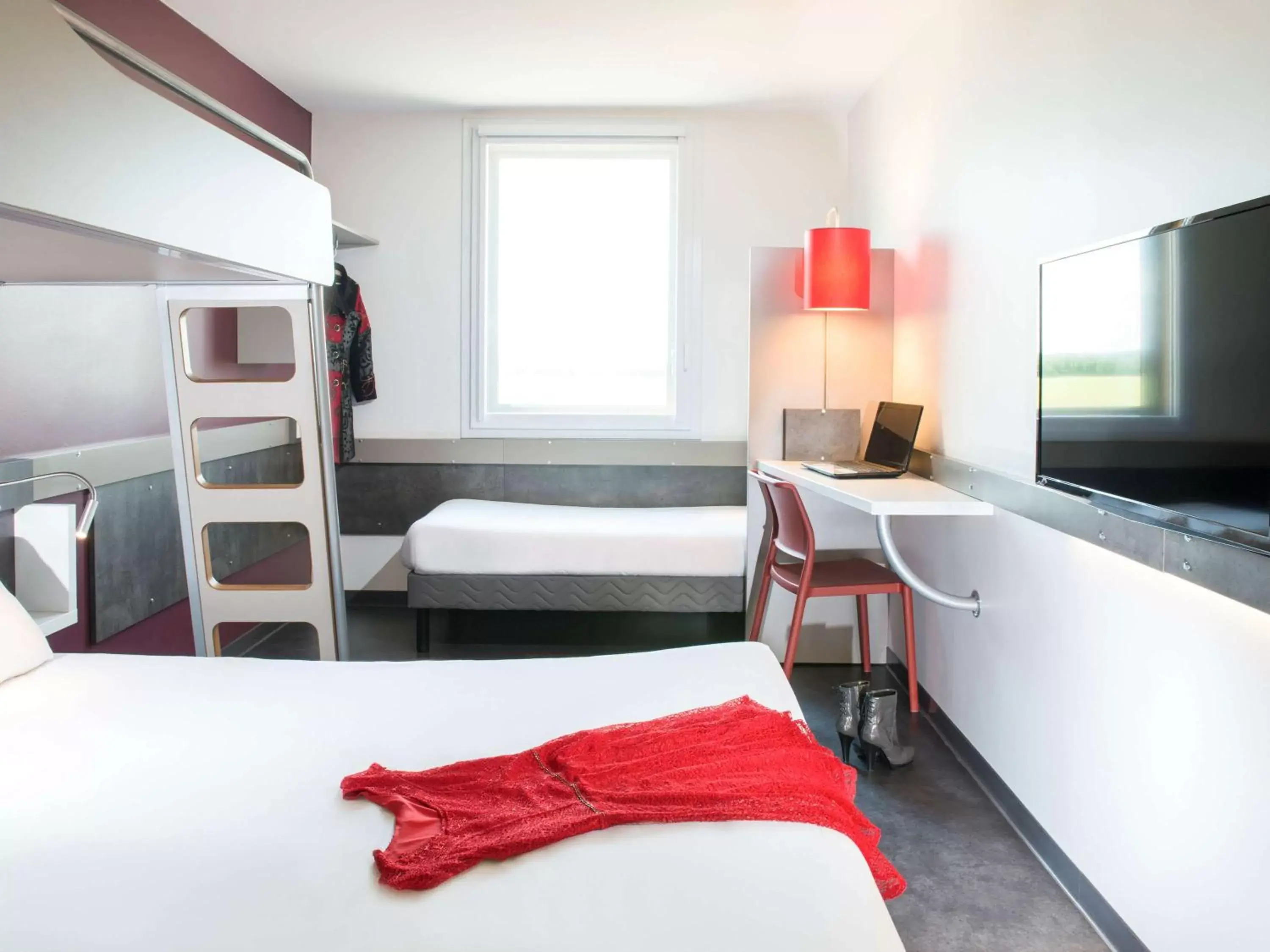 Photo of the whole room in ibis budget Aéroport Lyon Saint Exupéry