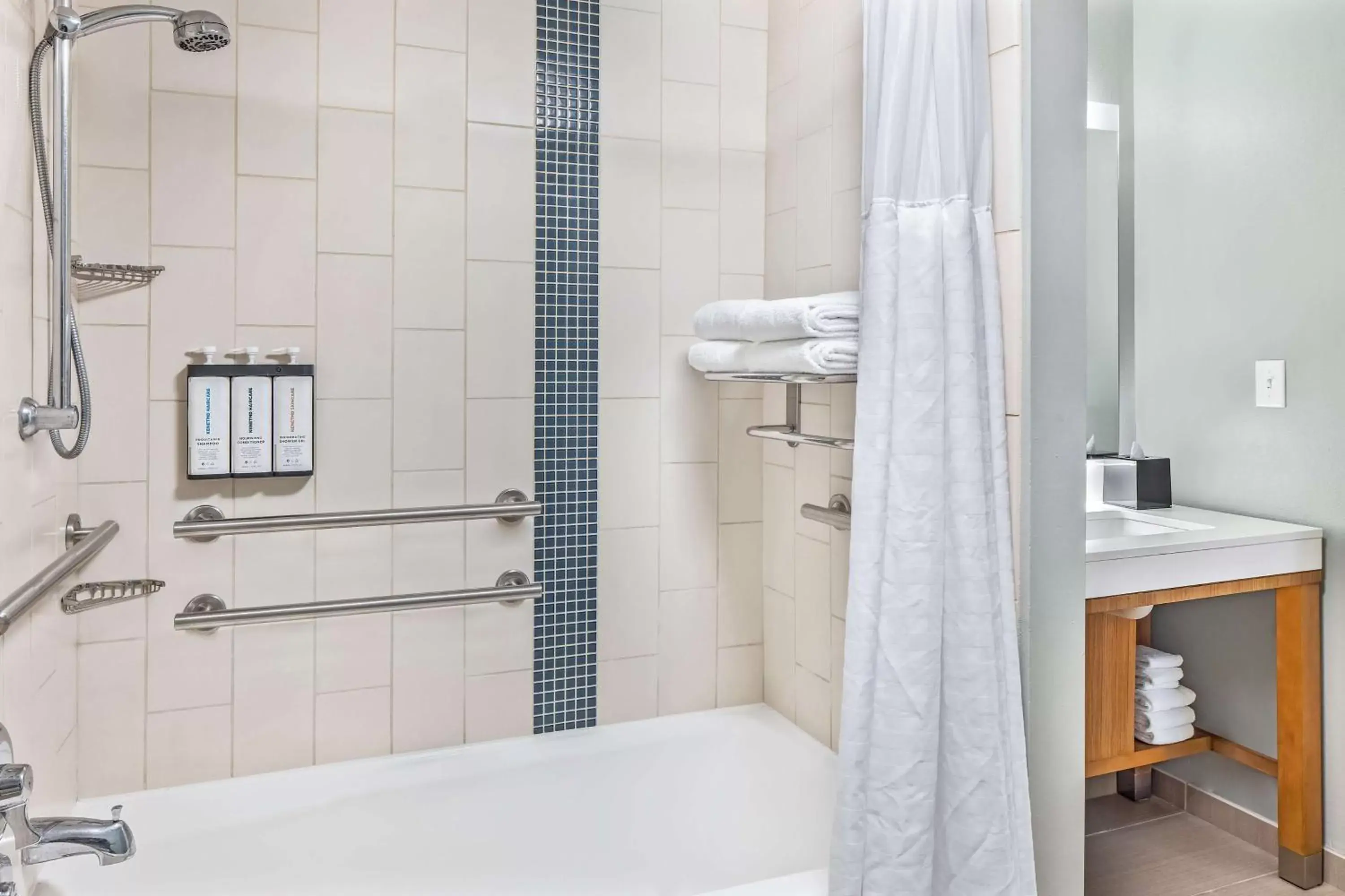 Bathroom in Hyatt Place Waikiki Beach