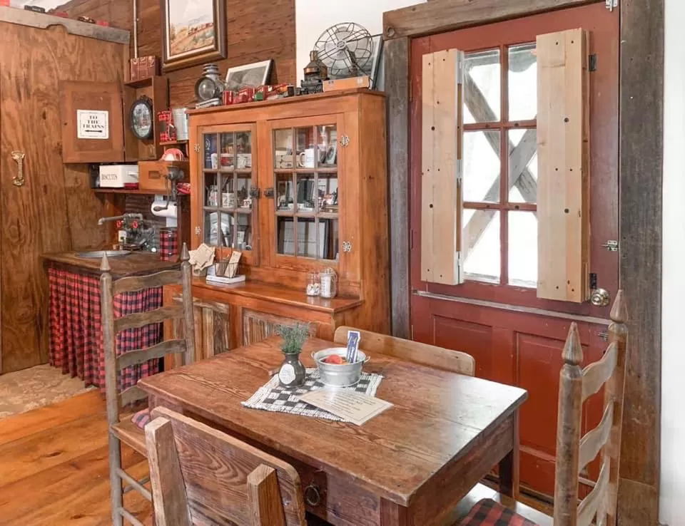 Dining area in Country Woods Inn