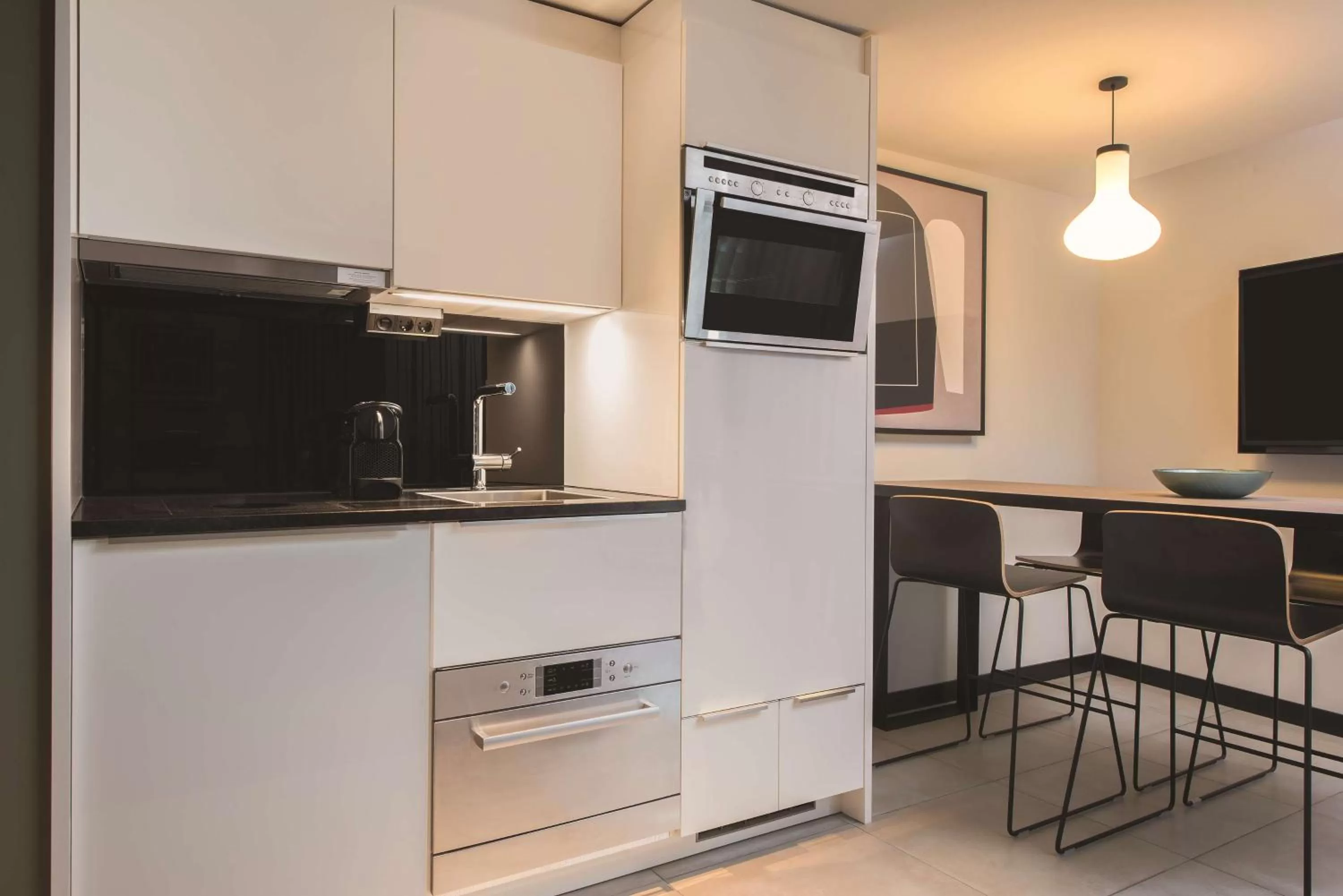 Kitchen or kitchenette in Adina Apartment Hotel Hamburg Speicherstadt