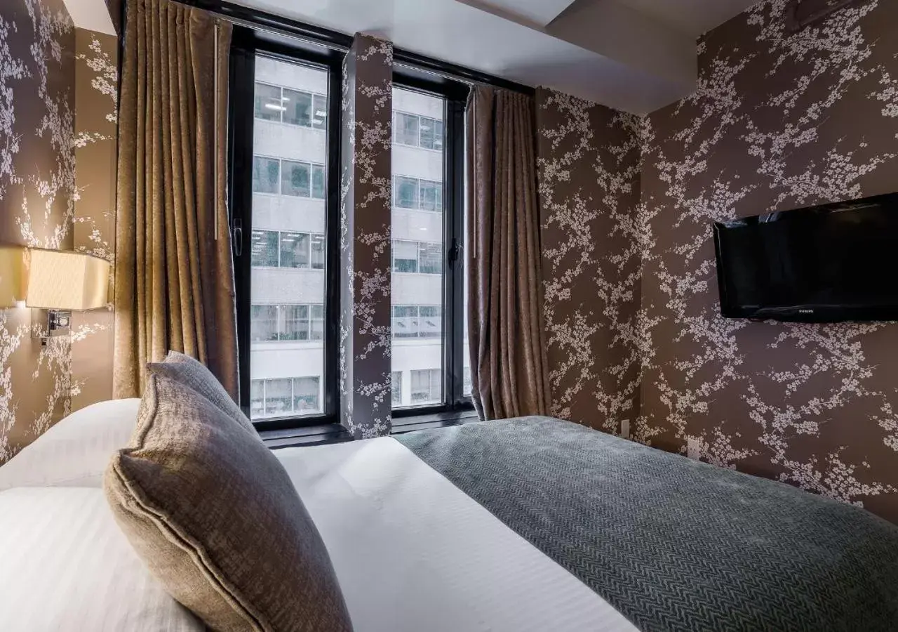 View (from property/room), Bed in 45 Times Square Hotel