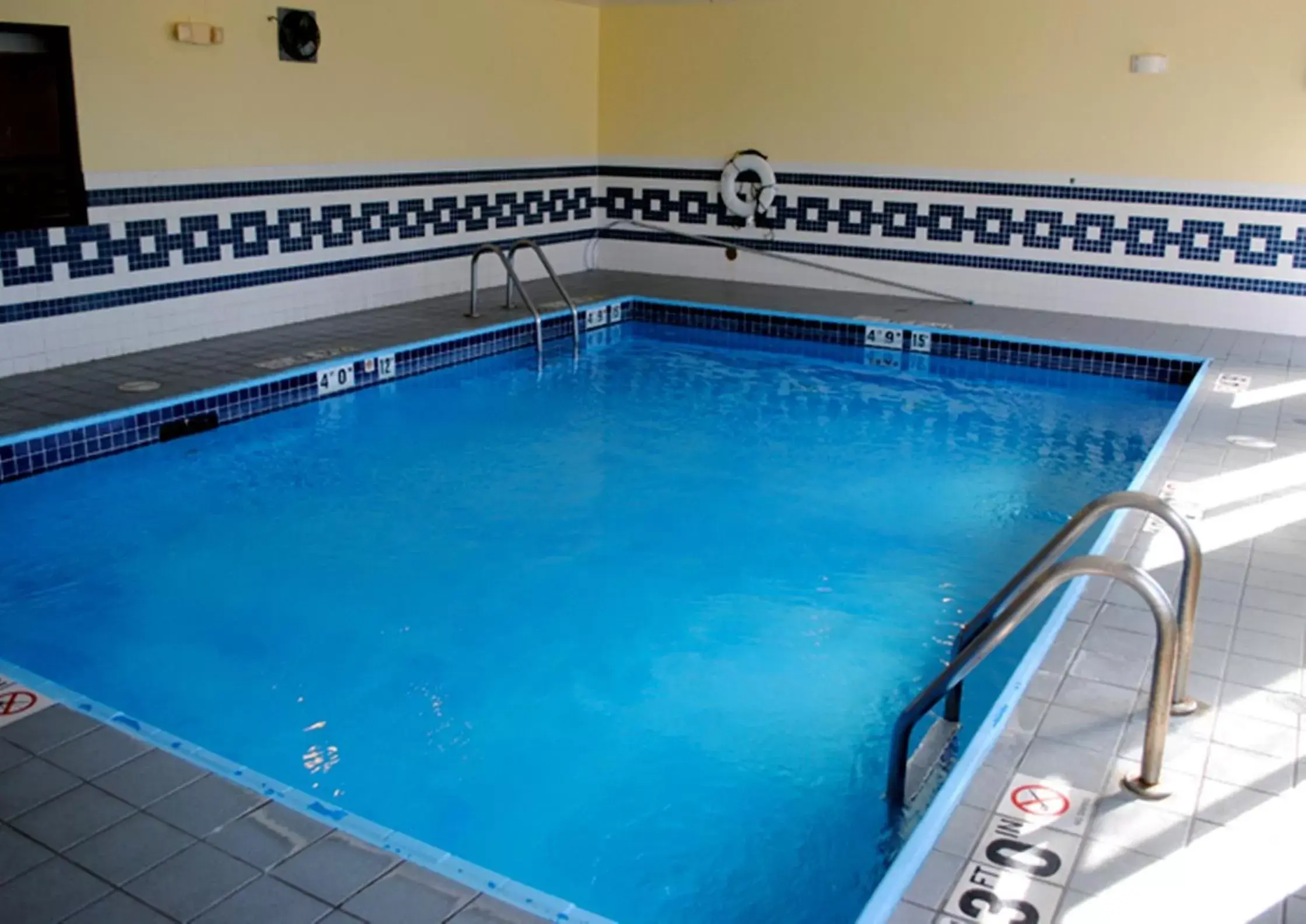 Swimming Pool in Geneva Motel Inn