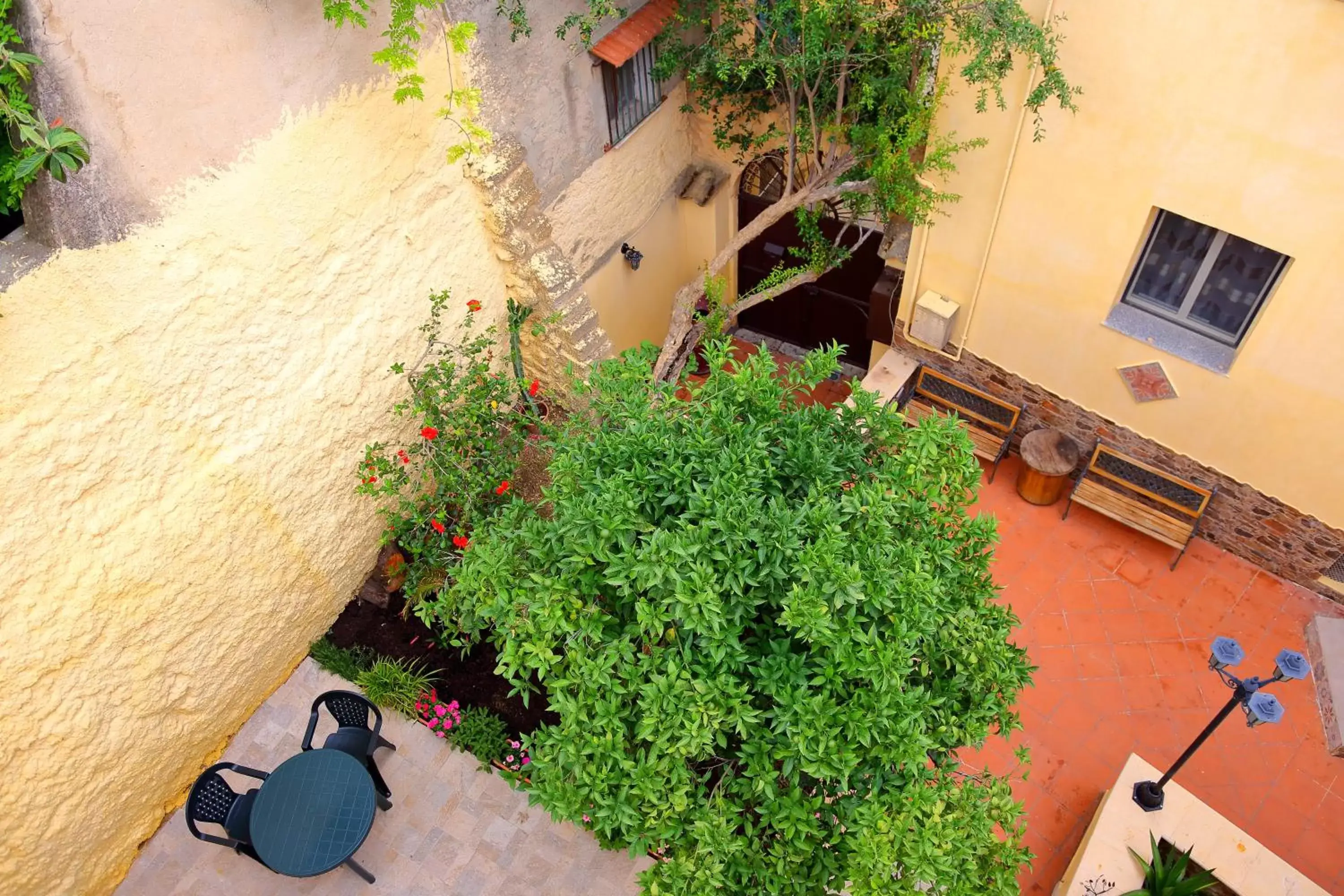 Patio in B&B Il Melograno Antico con Terrazza e Giardino