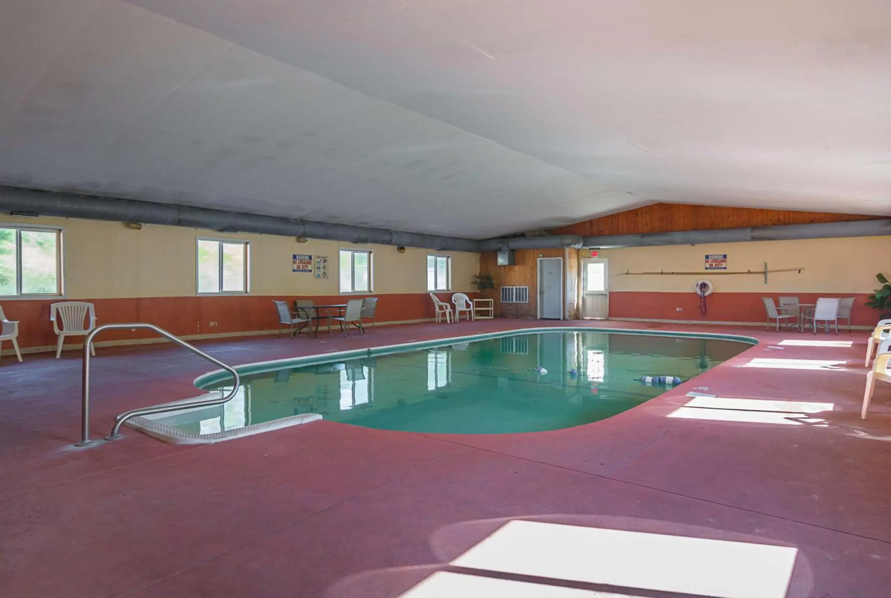 Activities, Swimming Pool in Motel 6-Hannibal, MO