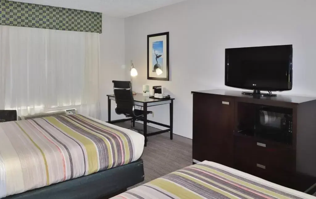 Bed, TV/Entertainment Center in Country Inn & Suites by Radisson, Jacksonville, FL
