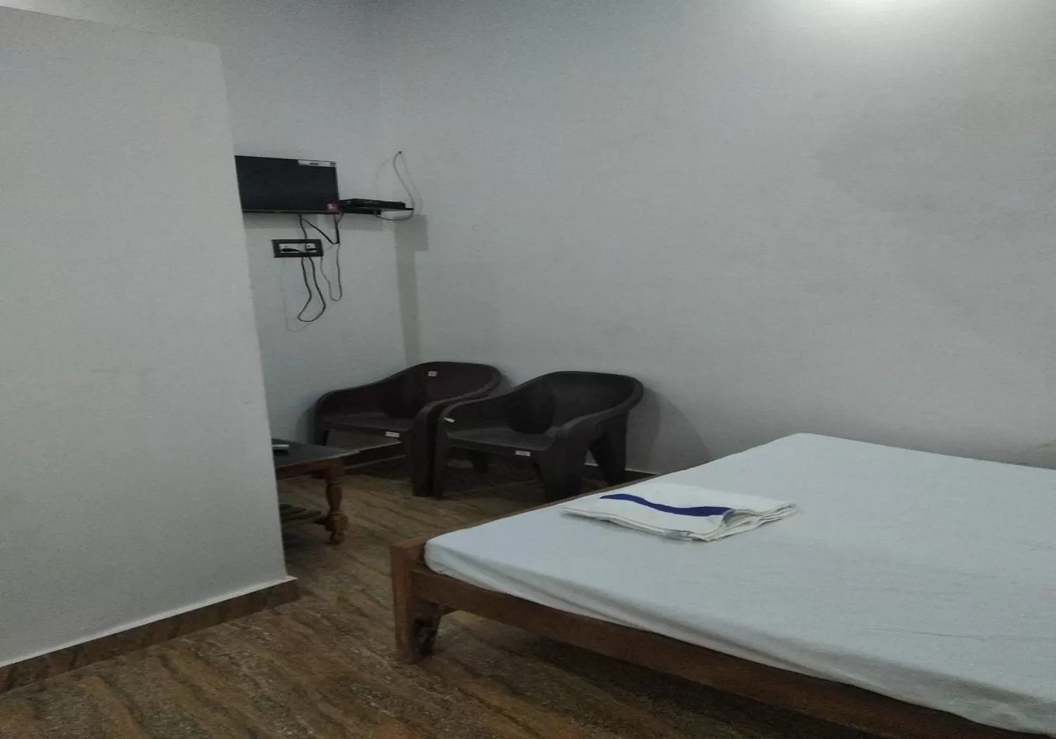 Photo of the whole room, TV/Entertainment Center in STAYMAKER Hotel Raj Ganga