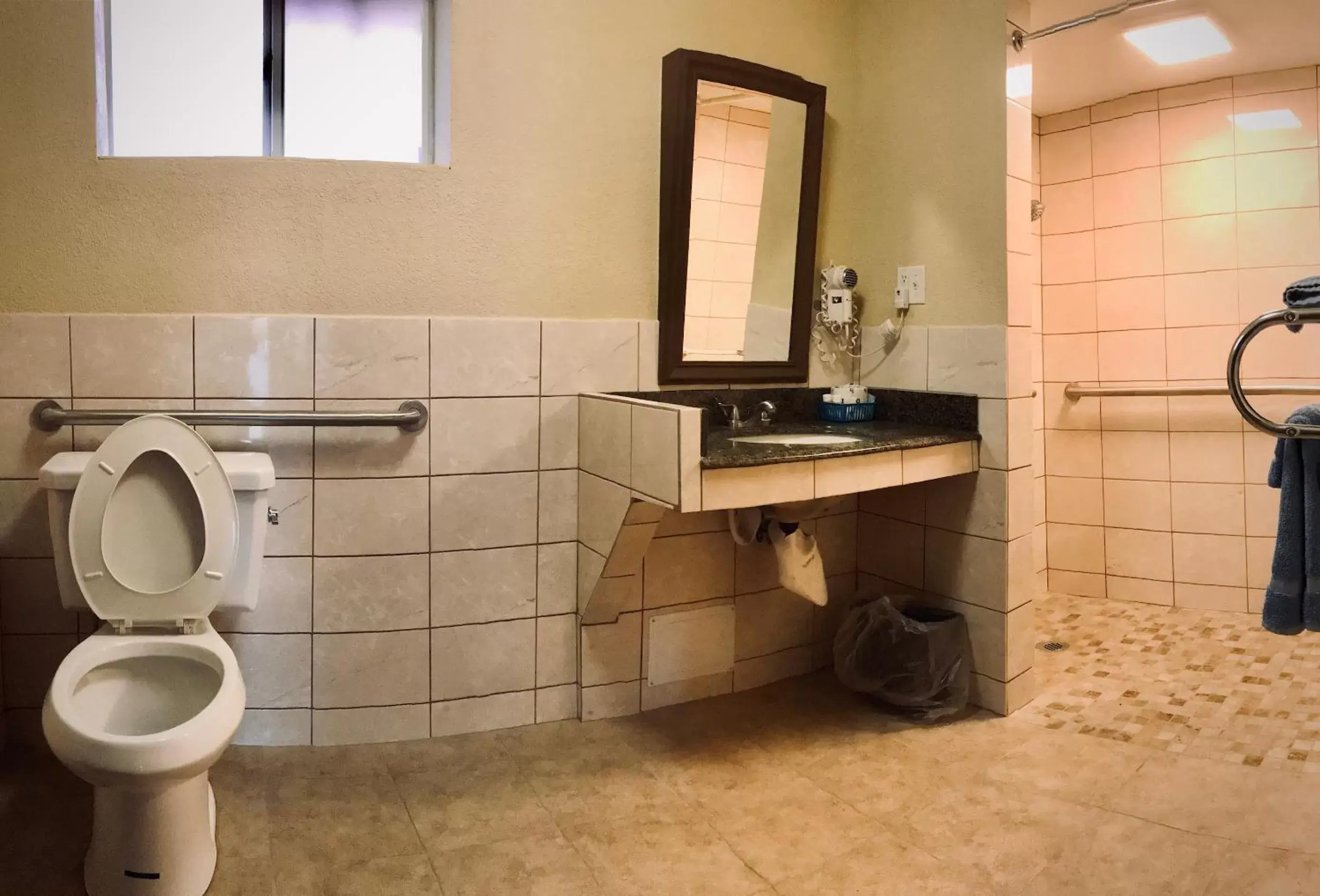 Bathroom in Gainesville Lodge