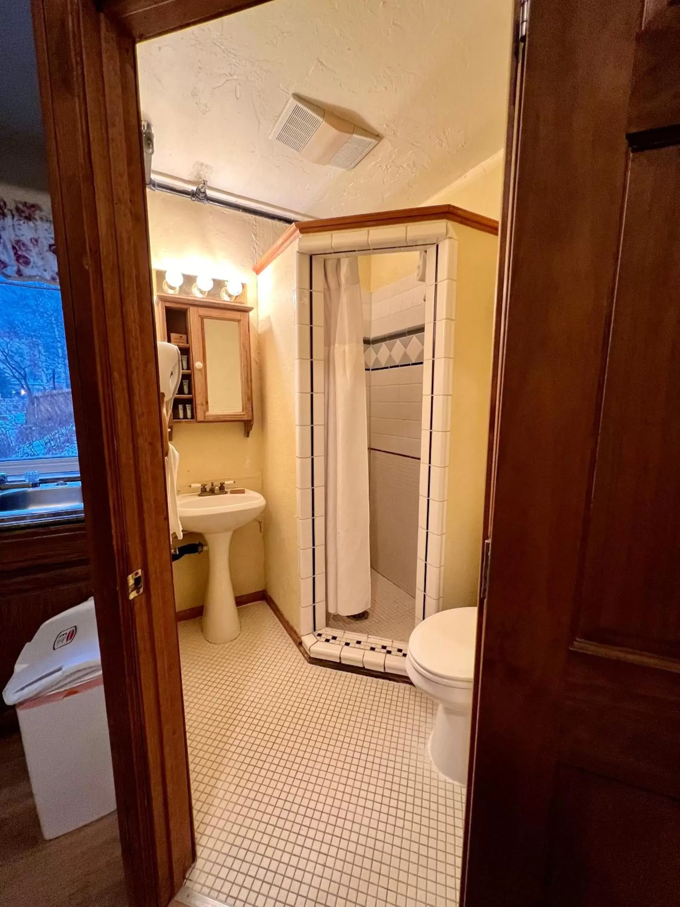 Shower, Bathroom in Alaskan Hotel and Bar