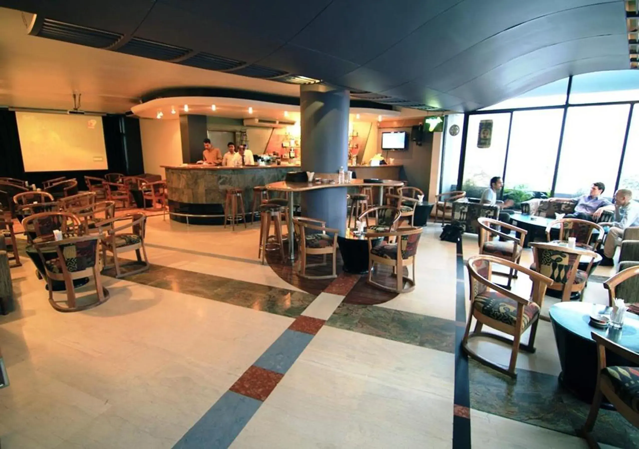 Restaurant/Places to Eat in La Vinci Hotel