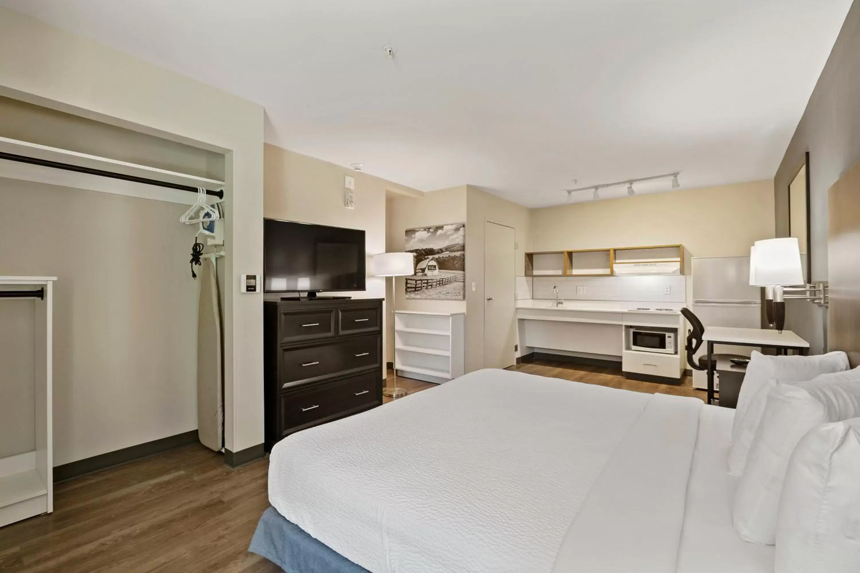 Bed, Kitchen/Kitchenette in Extended Stay America Suites - San Jose - Milpitas - McCarthy Ranch