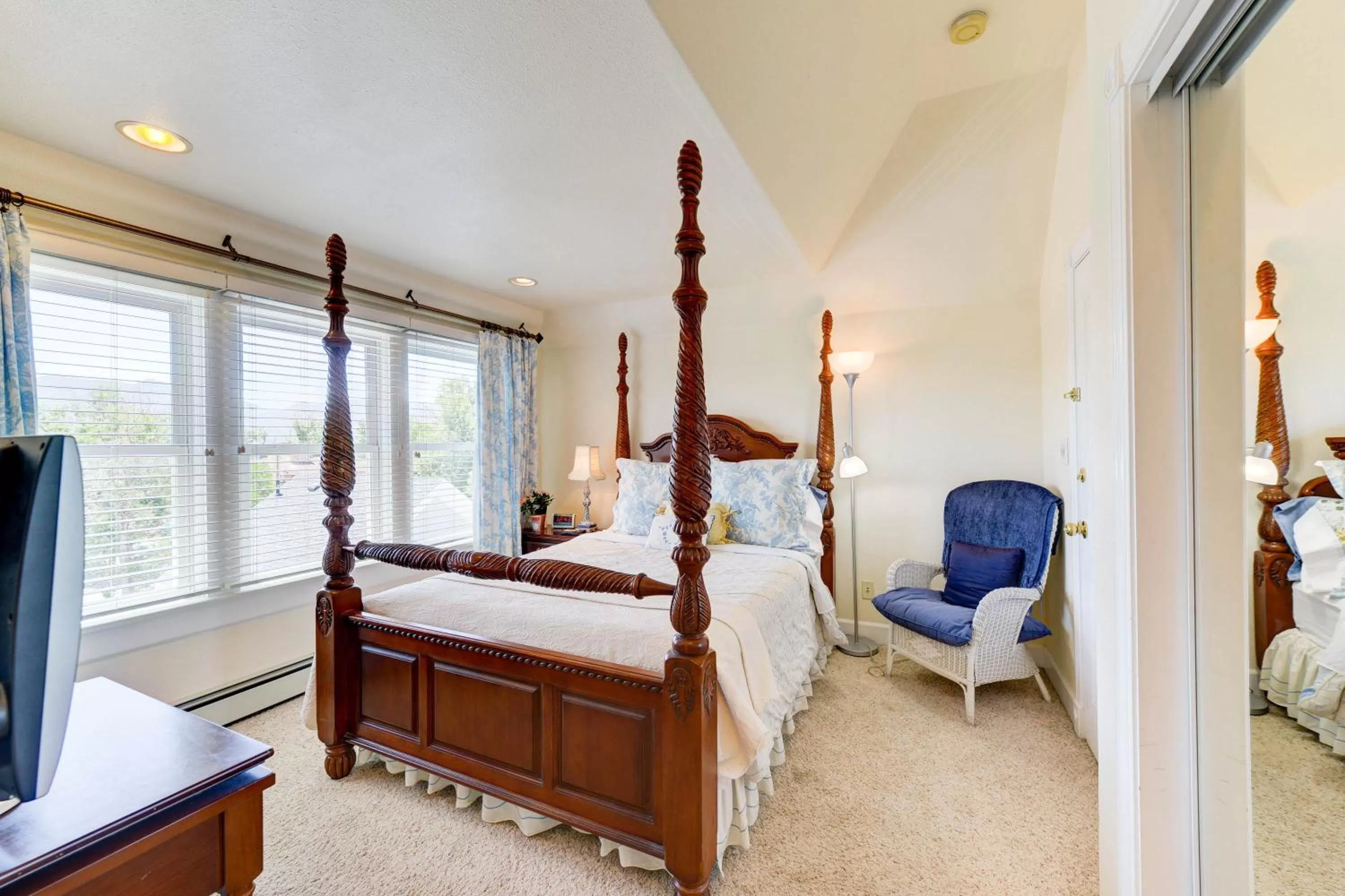 Bedroom, Bed in The St. Mary's Inn, Bed and Breakfast