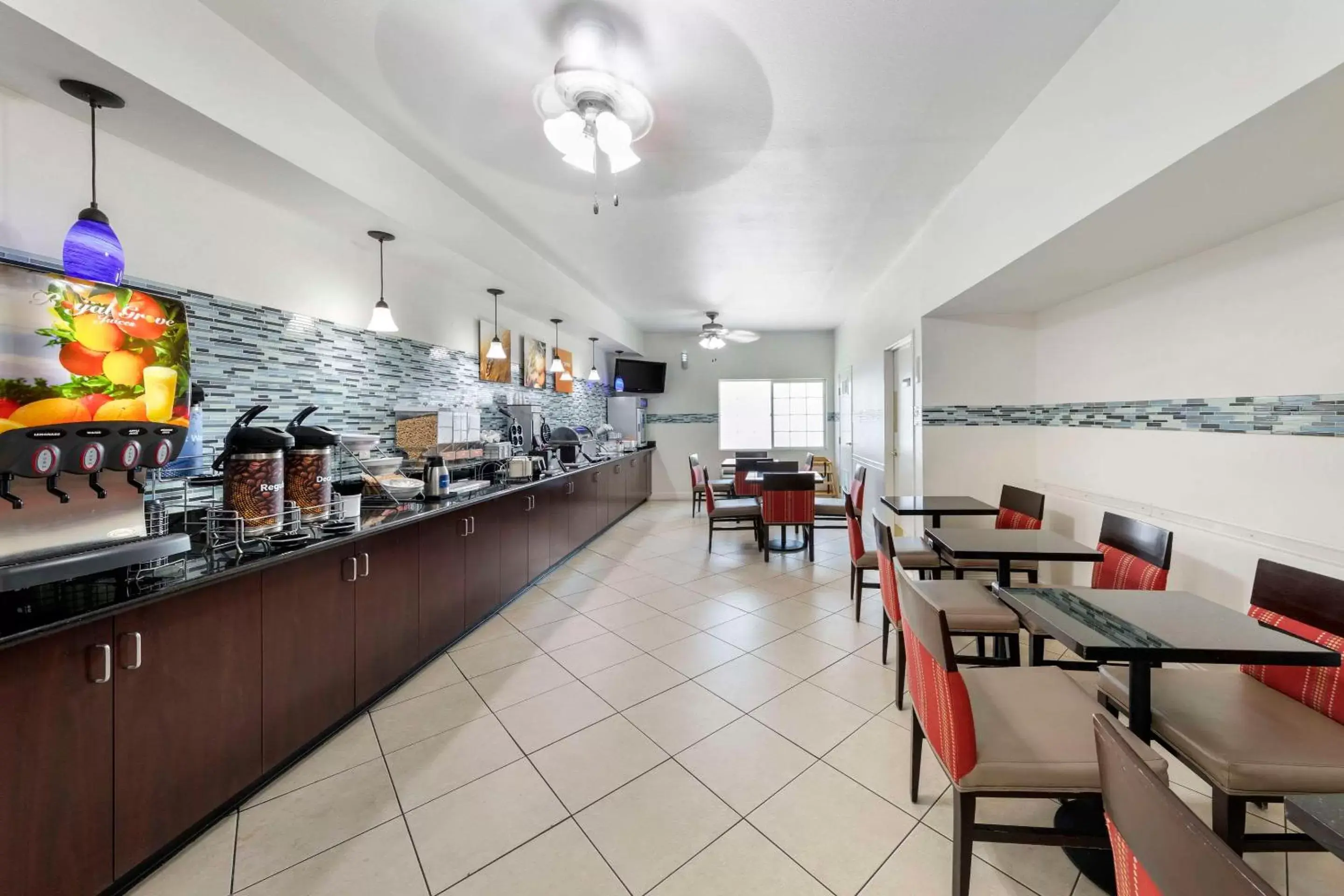 Breakfast, Restaurant/Places to Eat in Comfort Suites Tulare