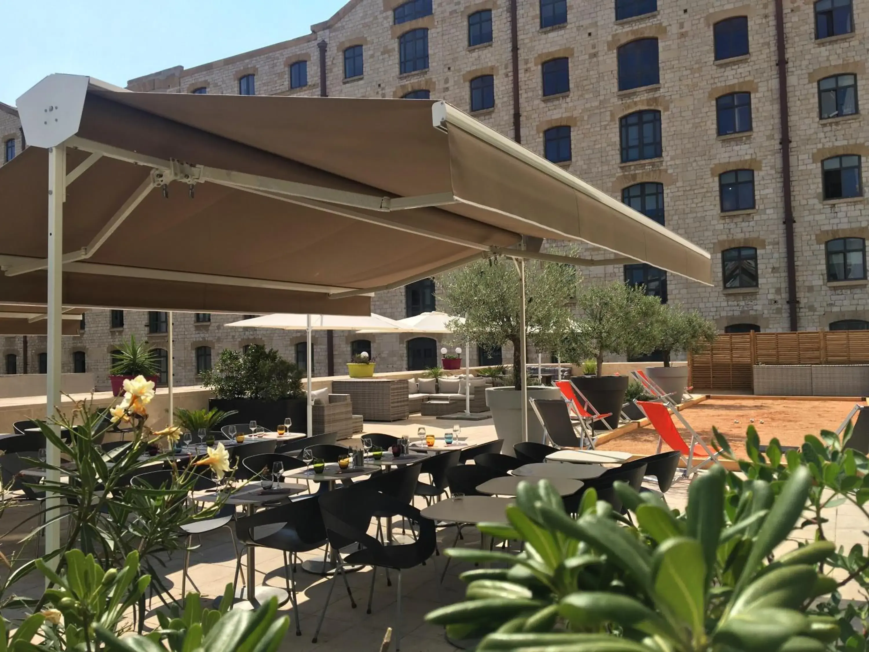 Patio, Restaurant/Places to Eat in ibis Marseille Centre Euromed