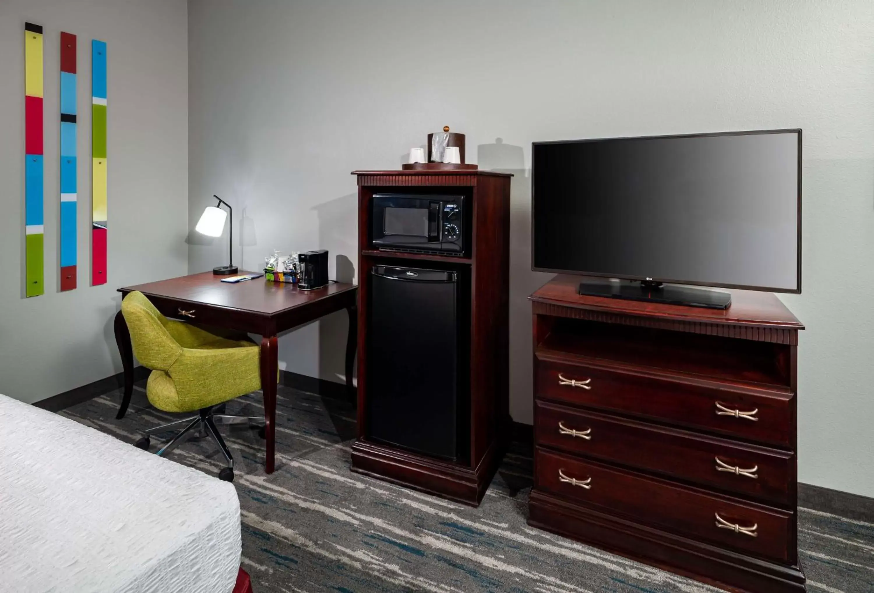 Bedroom, TV/Entertainment Center in Hampton Inn & Suites Texarkana