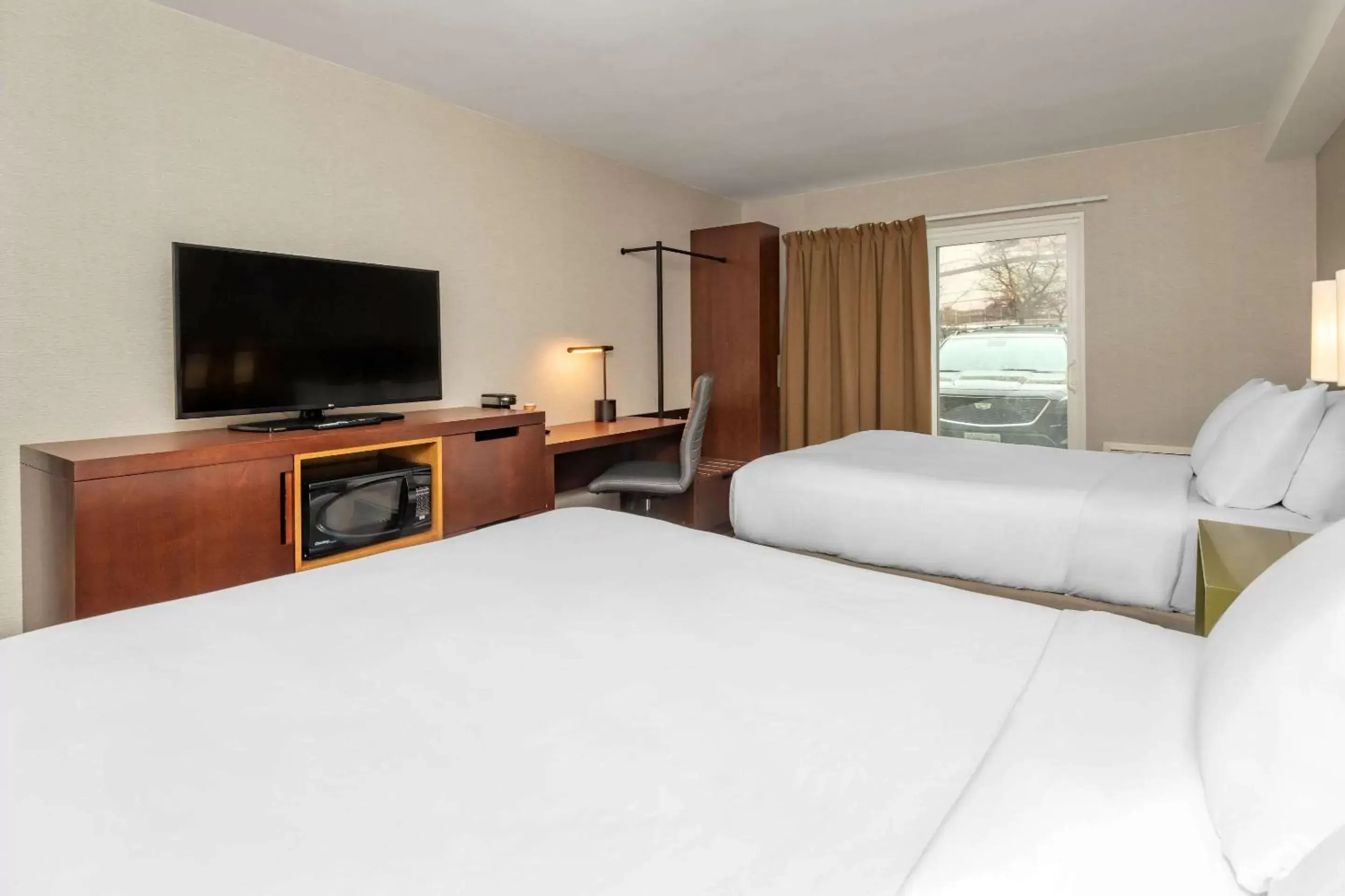 Bedroom, Bed in Comfort Inn Ottawa East