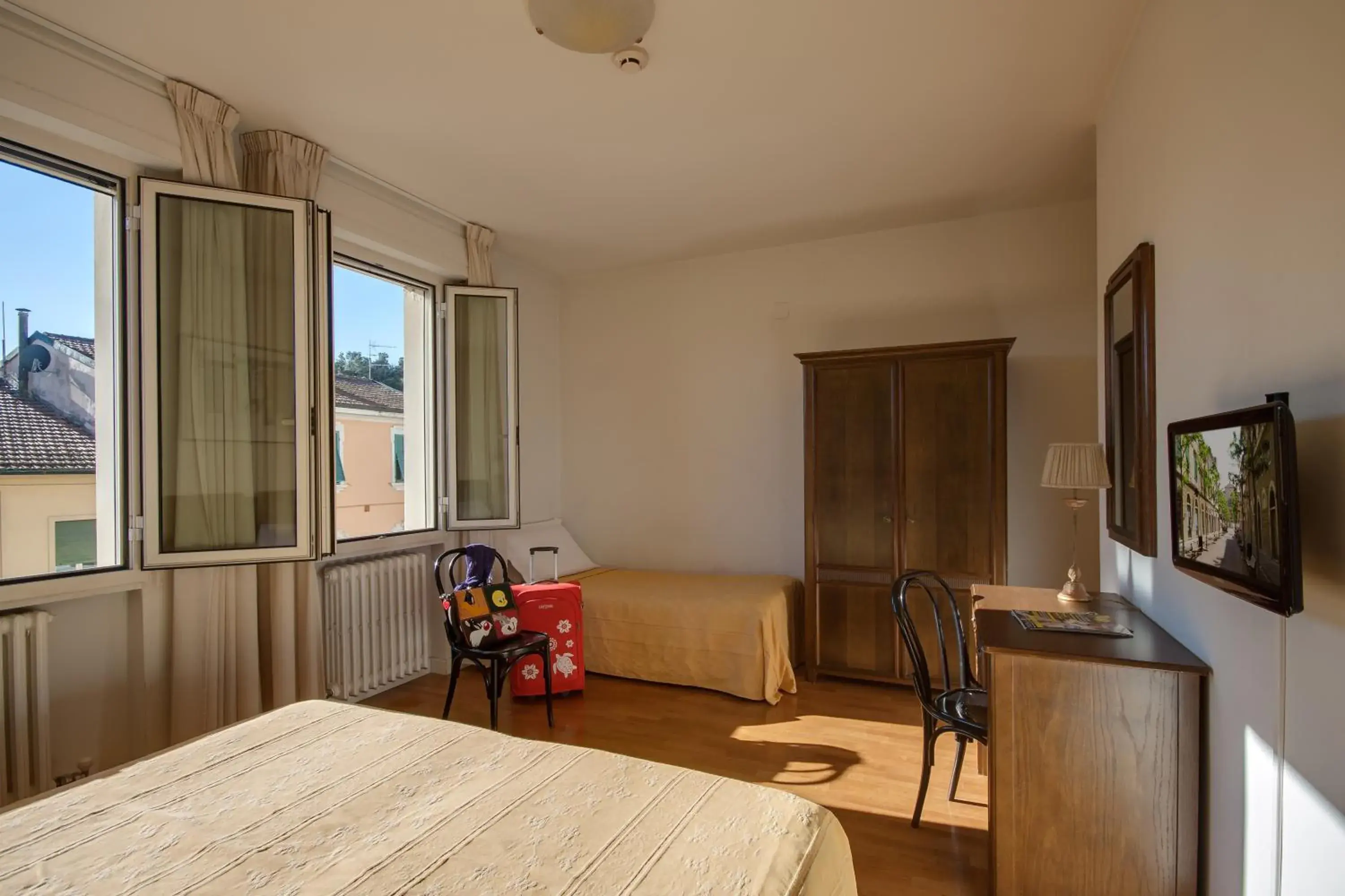 Bedroom, TV/Entertainment Center in Hotel La Pace