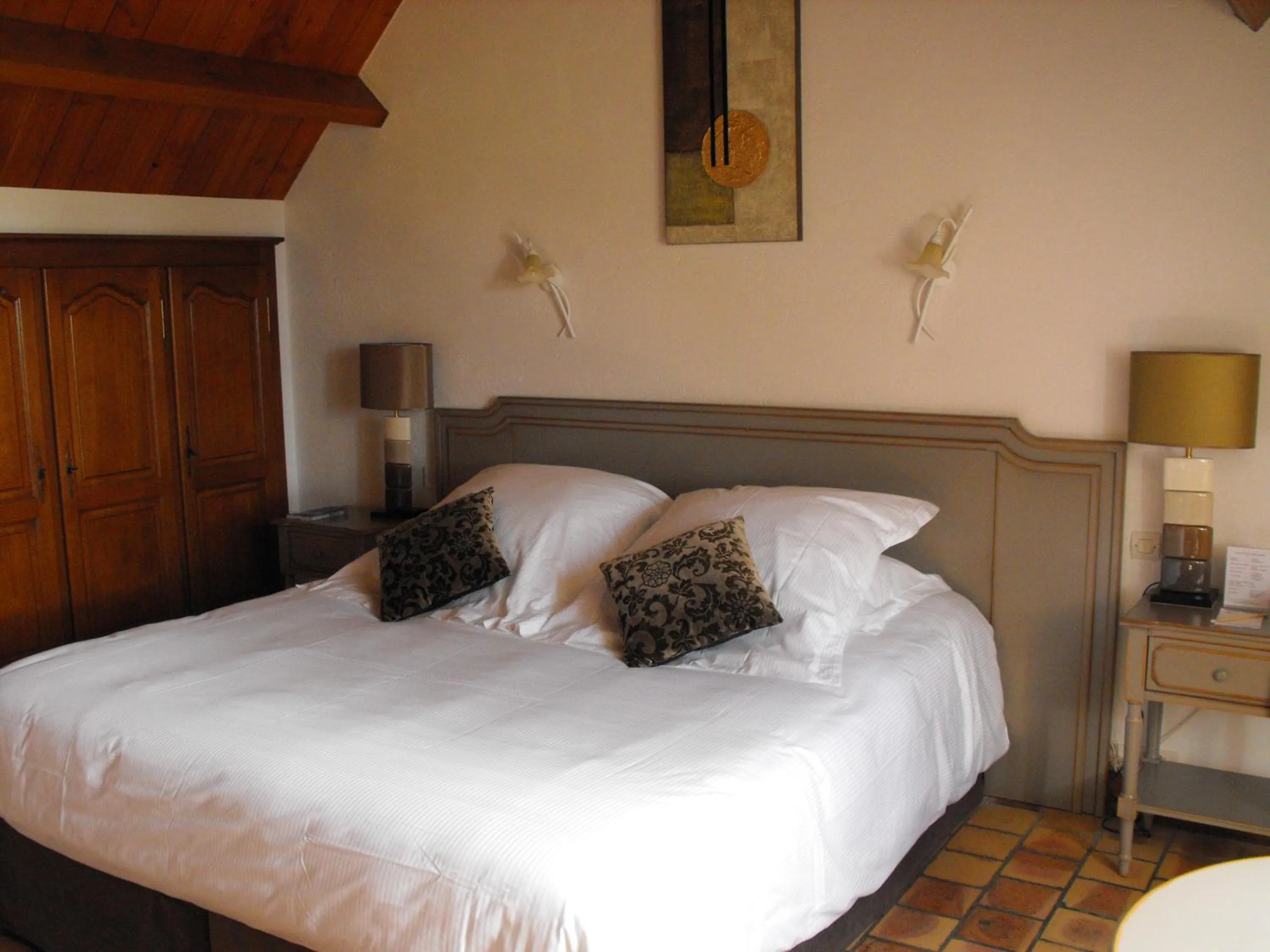 Bed in L'Orée des Chênes, The Originals Relais
