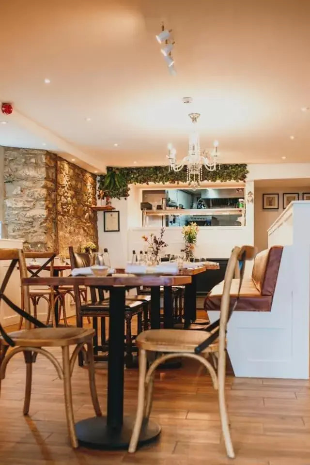 Restaurant/Places to Eat in JT Abergwaun hotel