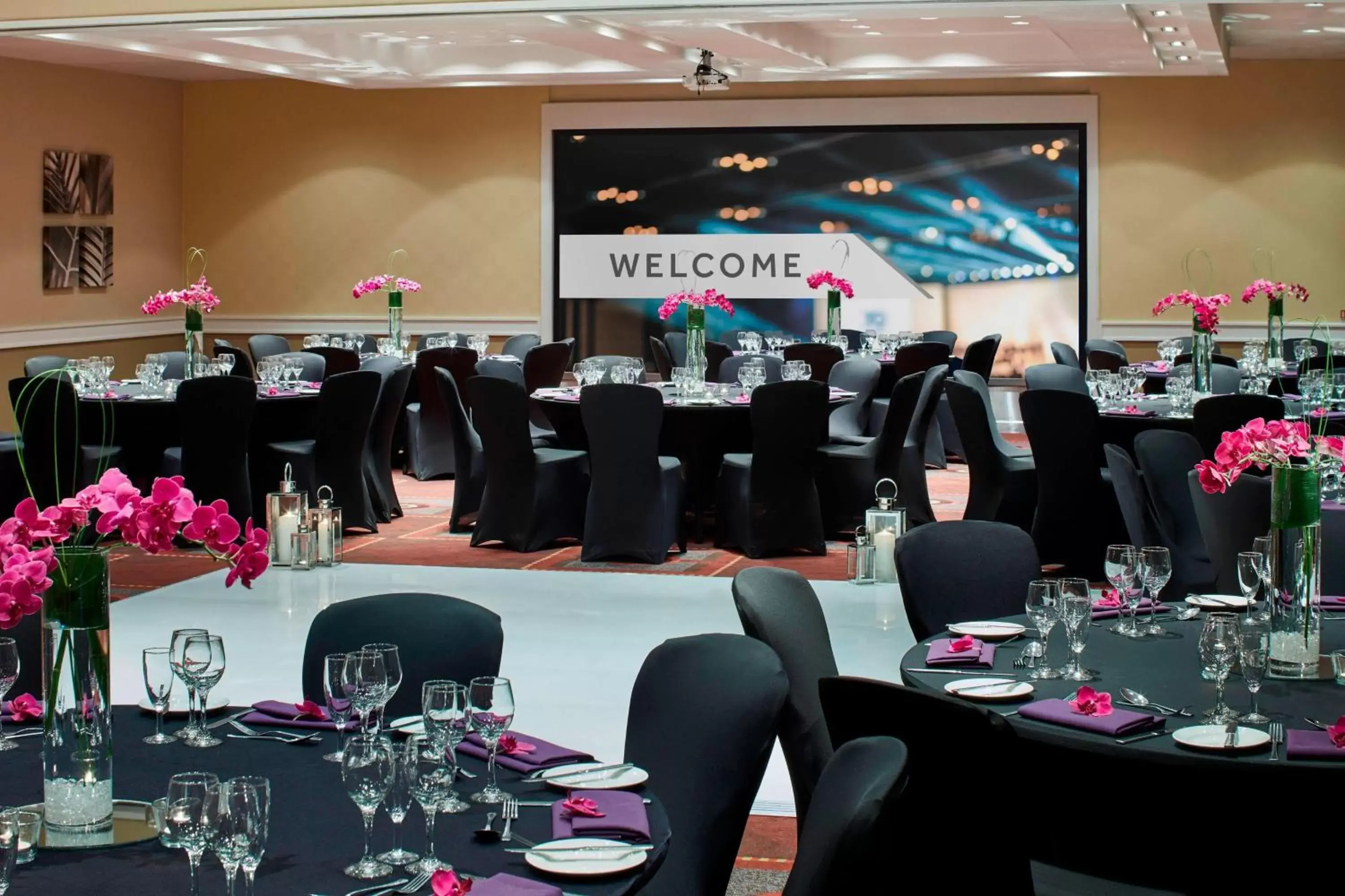 Meeting/conference room, Restaurant/Places to Eat in Delta Hotels by Marriott Northampton