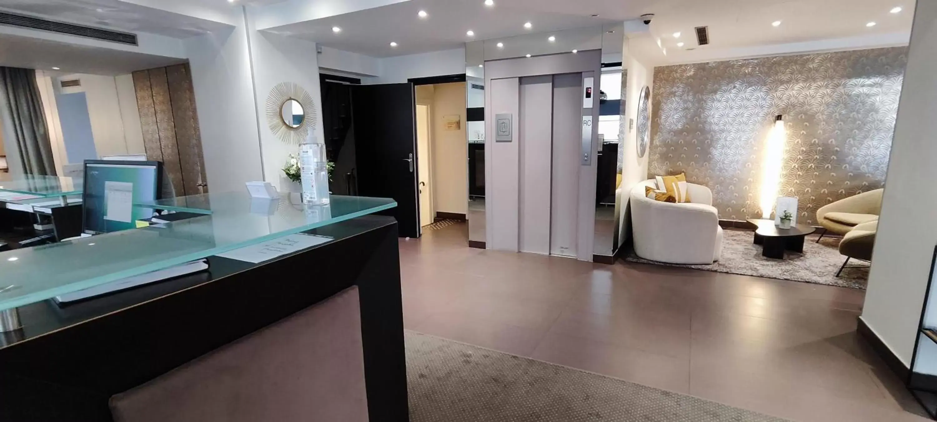 Lobby or reception, Bathroom in Hotel Elysées Bassano