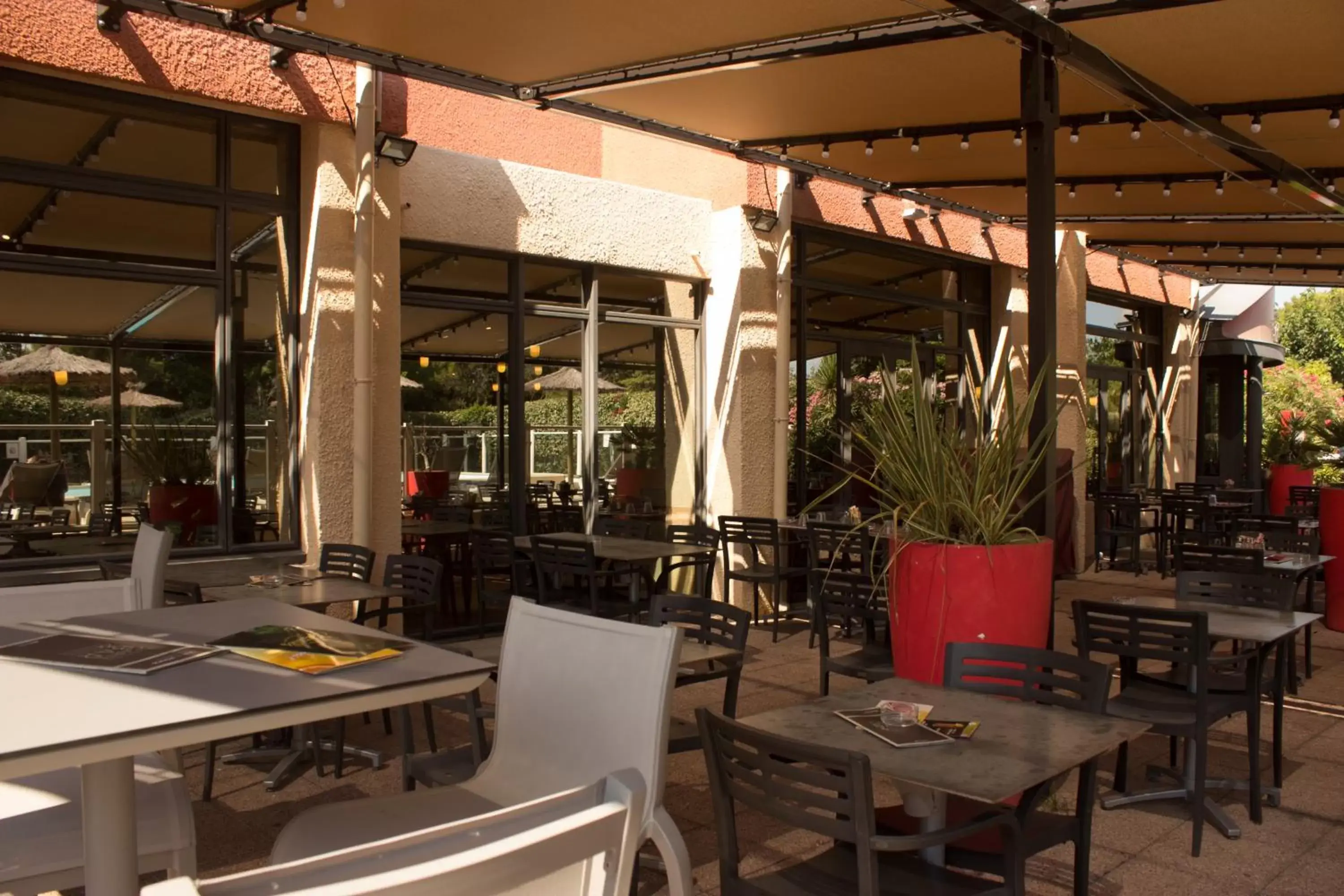 Patio, Restaurant/Places to Eat in ibis Marseille Provence Aéroport