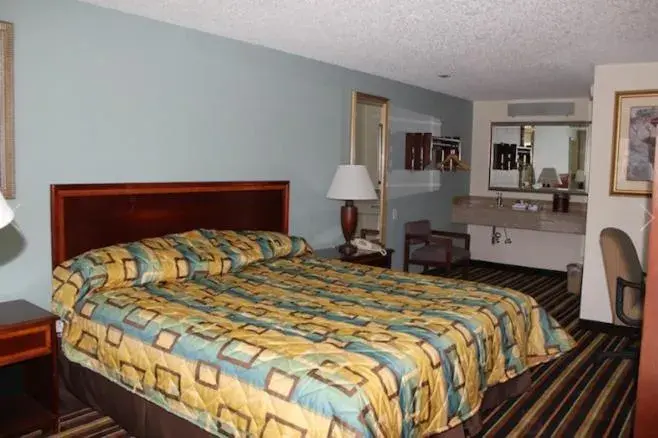 Photo of the whole room, Bed in Somatel Goodlettsville