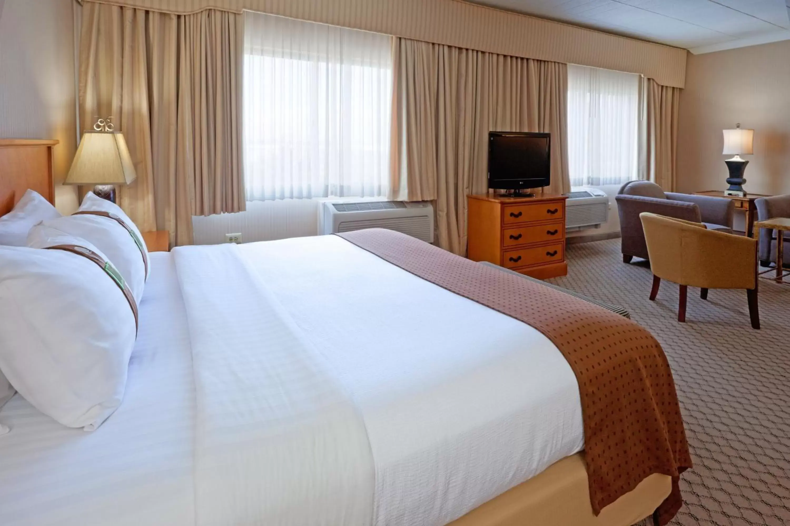 Bedroom, Bed in Holiday Inn Philadelphia South-Swedesboro, an IHG Hotel