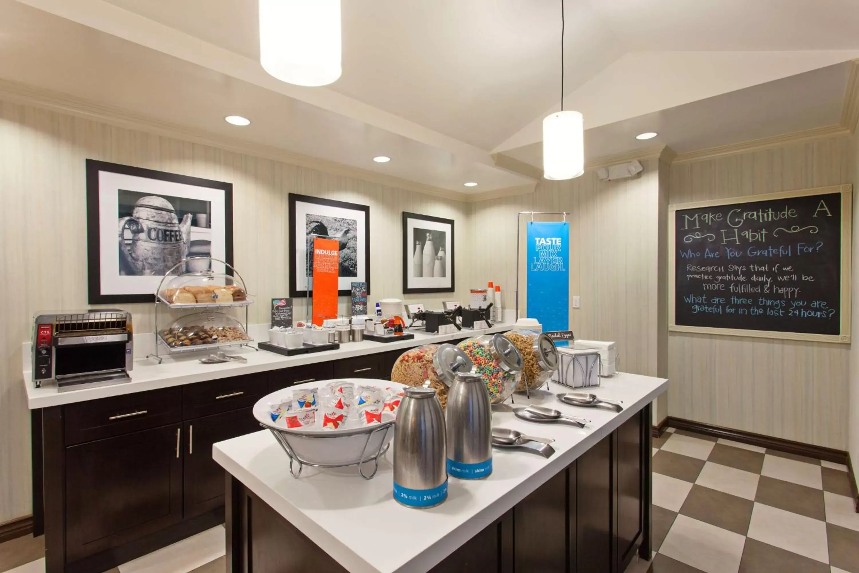 Dining area, Kitchen/Kitchenette in Hampton Inn Los Angeles Int'l Airport/Hawthorne