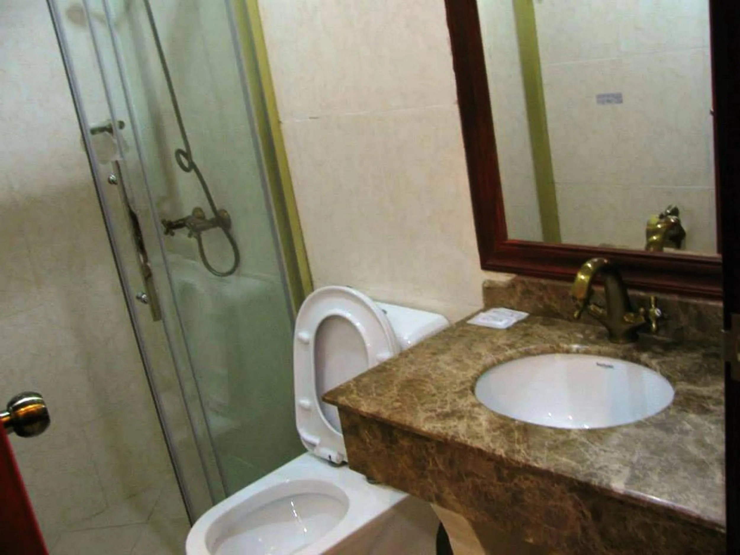 Shower in Dragon Home Inn