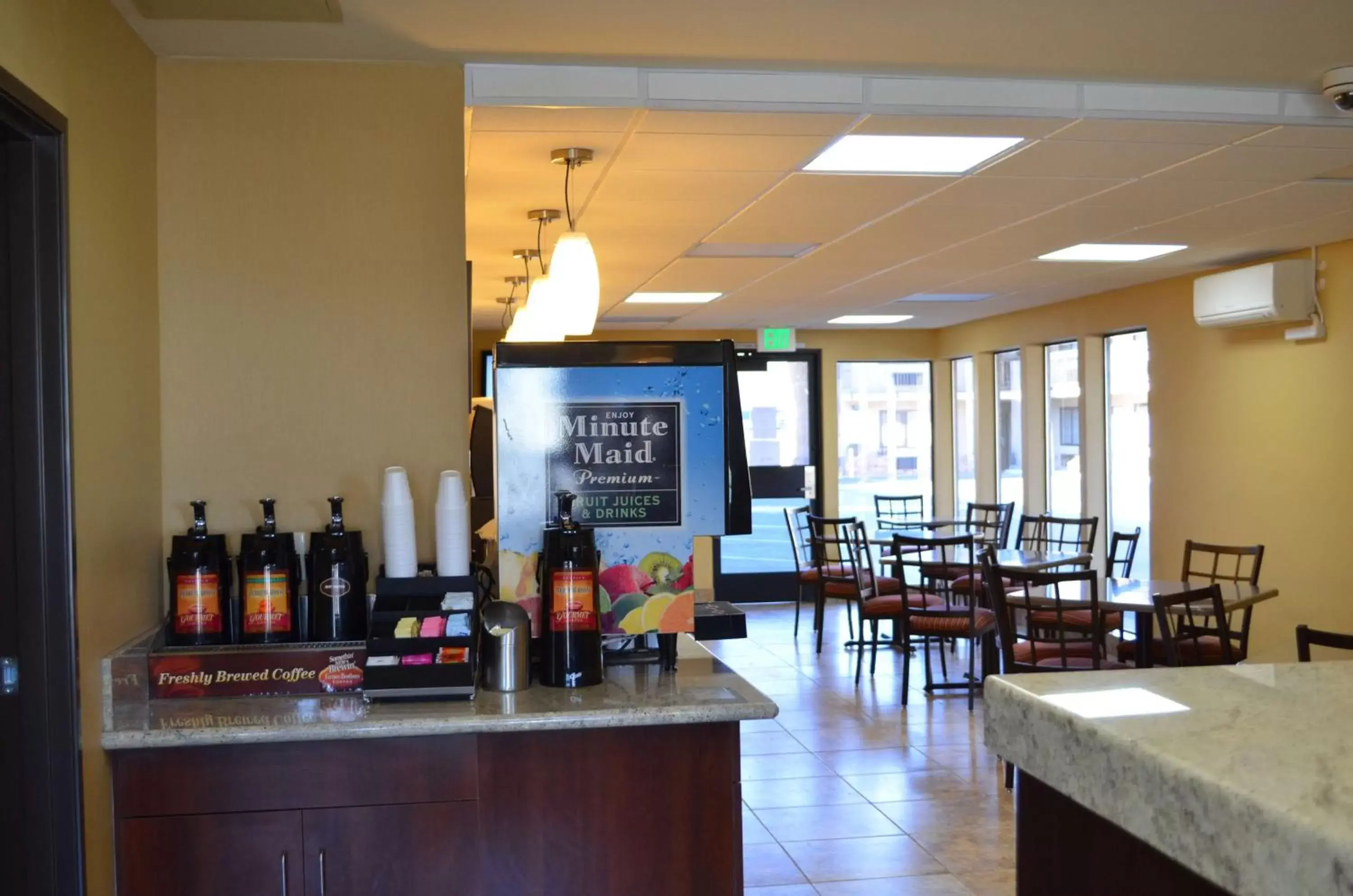 Restaurant/Places to Eat in SureStay Hotel by Best Western Tehachapi