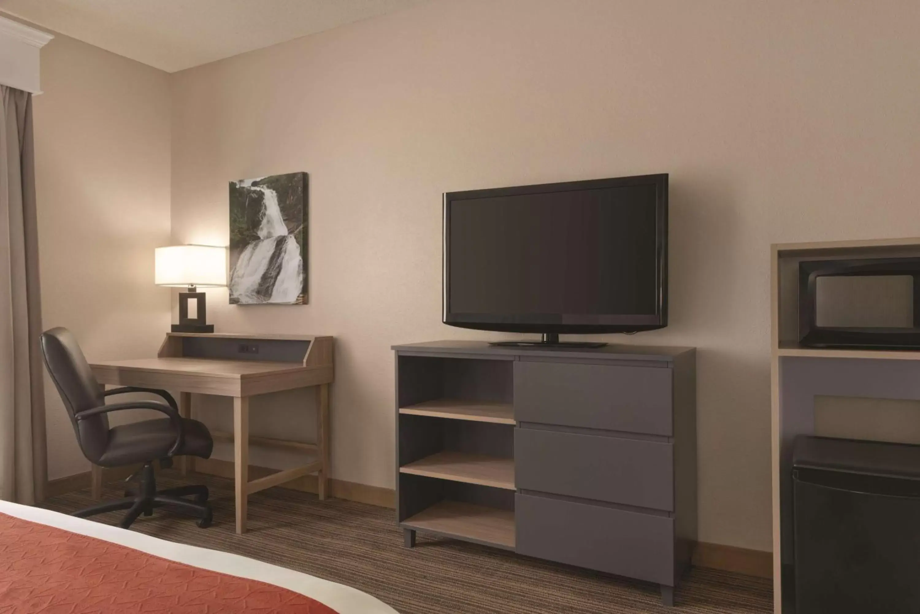 Bedroom, TV/Entertainment Center in Country Inn & Suites by Radisson, Eagan, MN