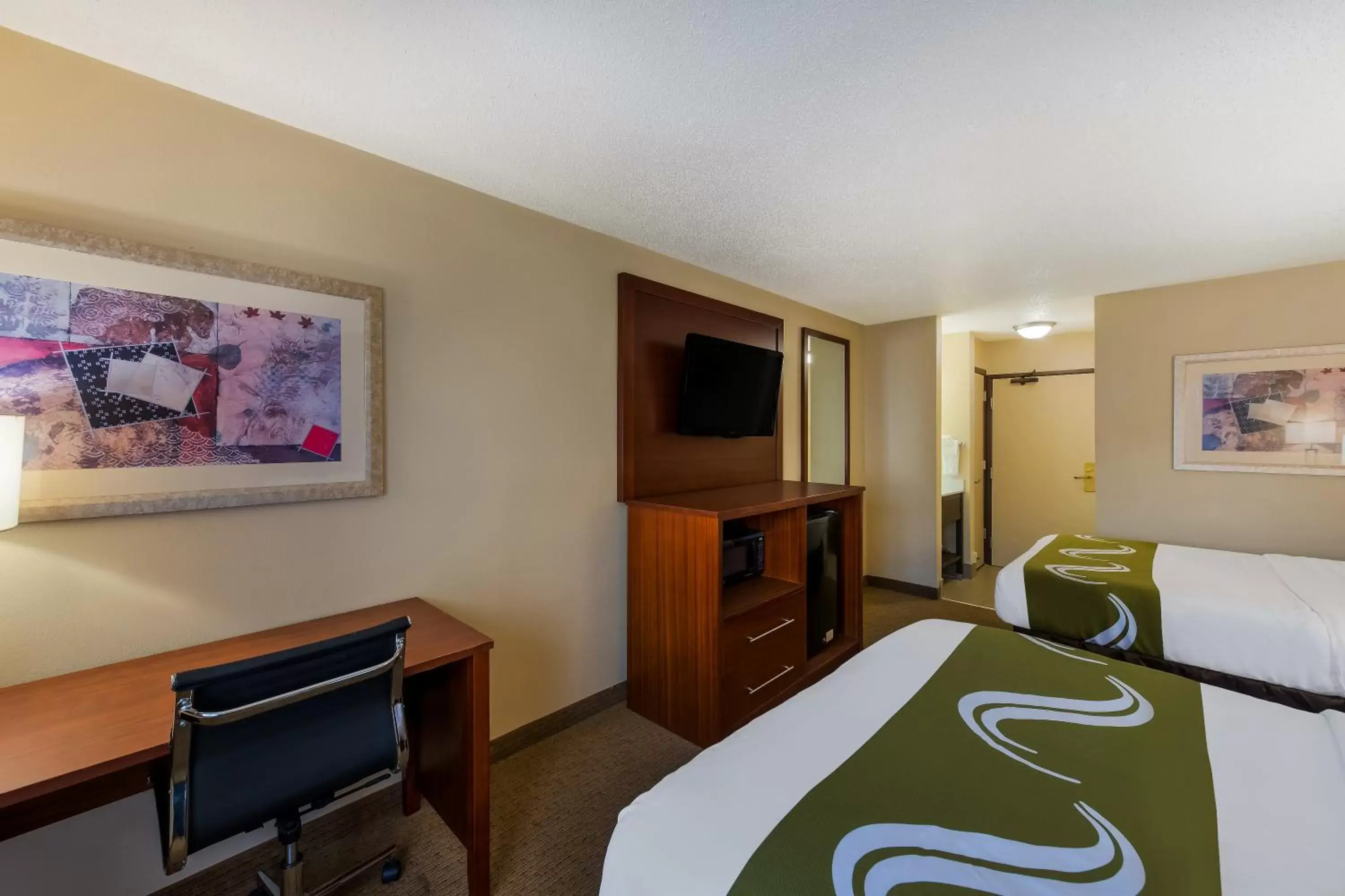 TV/Entertainment Center in Quality Inn Marysville