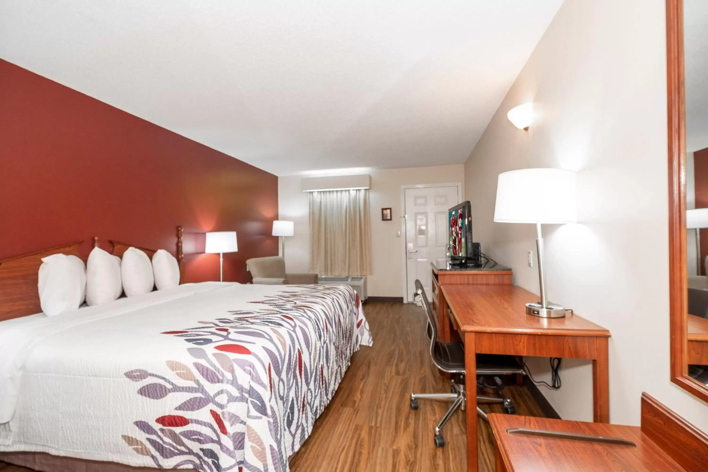 Photo of the whole room, Bed in Red Roof Inn & Suites Calhoun