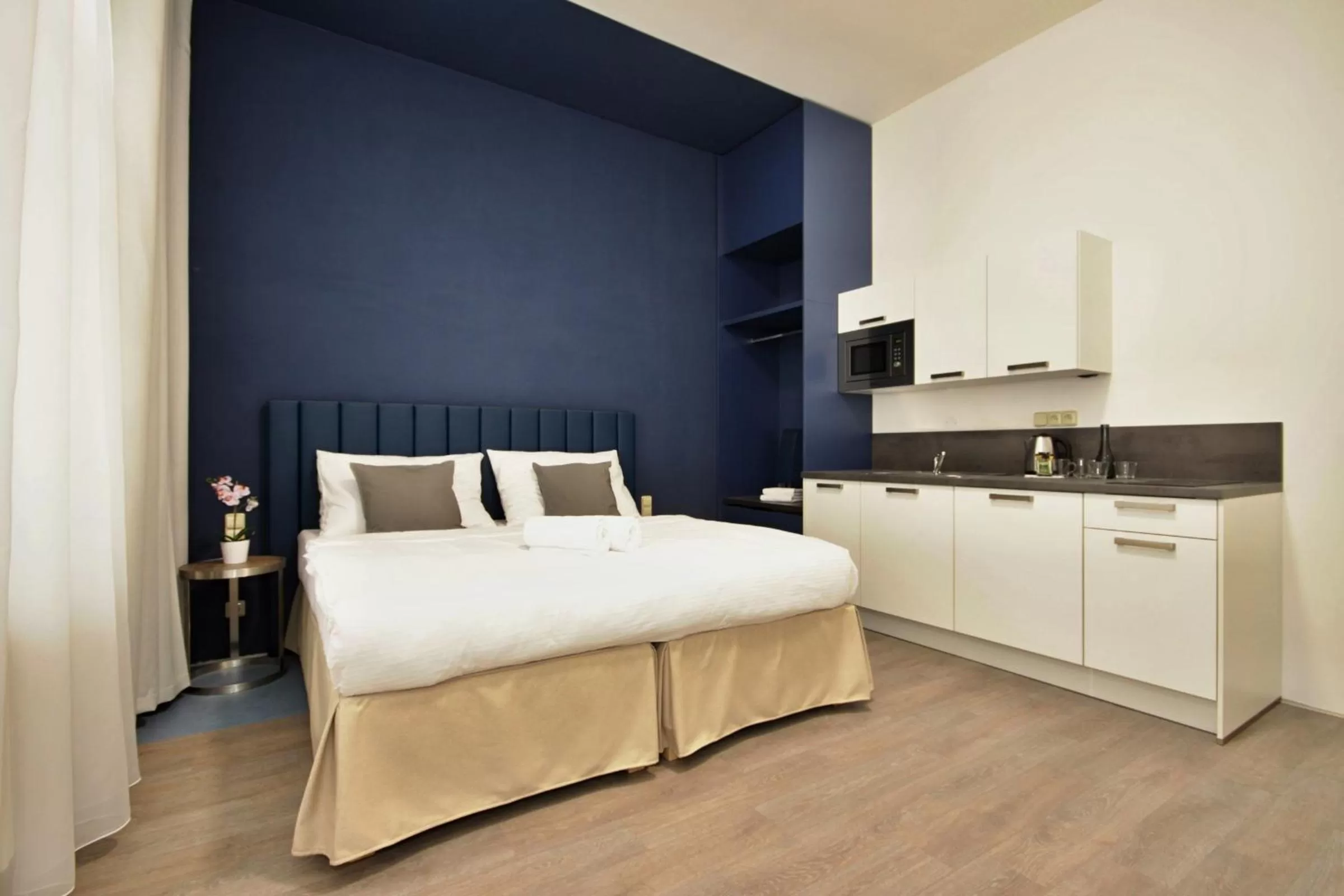 Kitchen or kitchenette, Bed in Alveo Suites