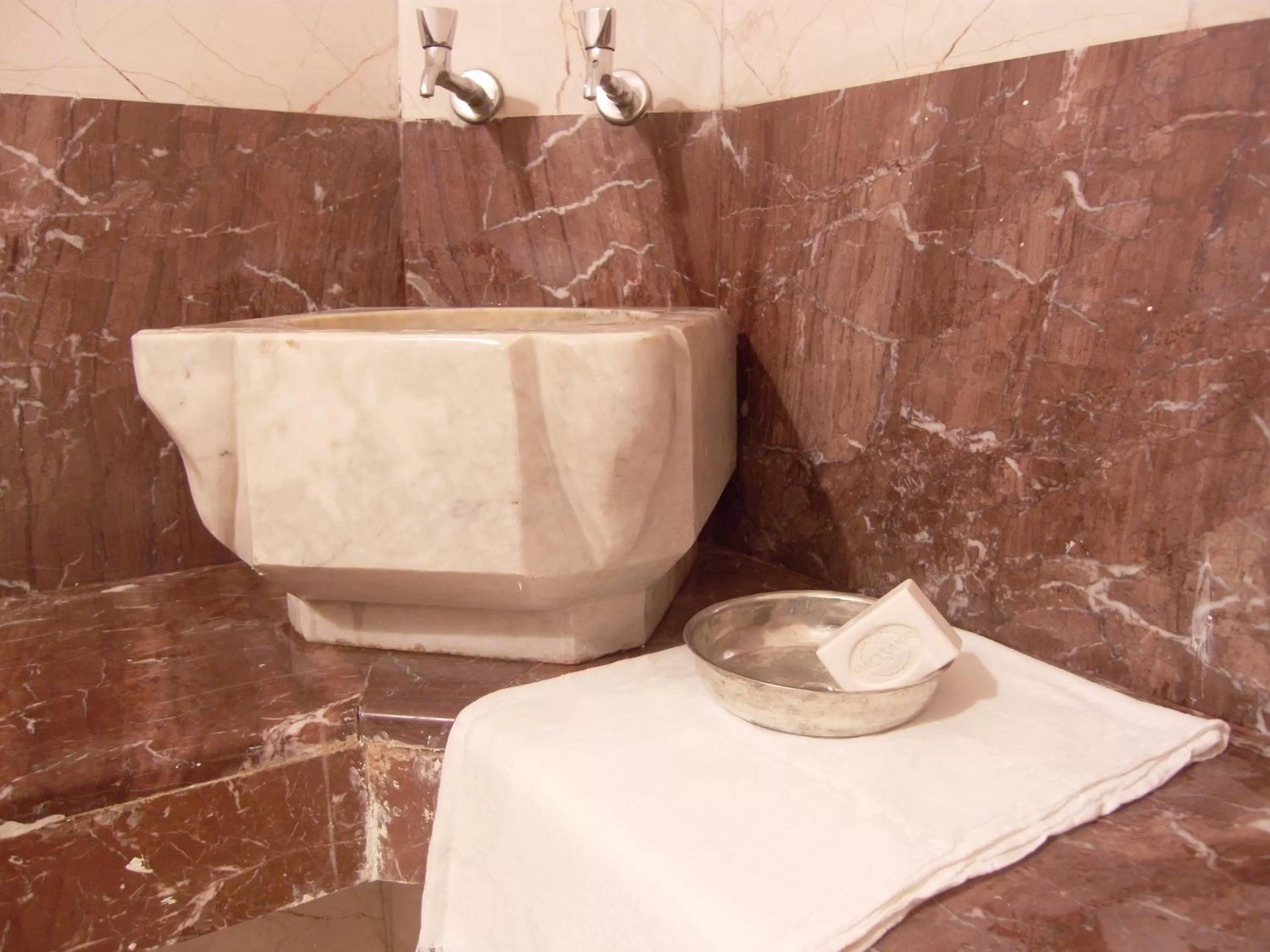 Steam room in Apart Hotel Best