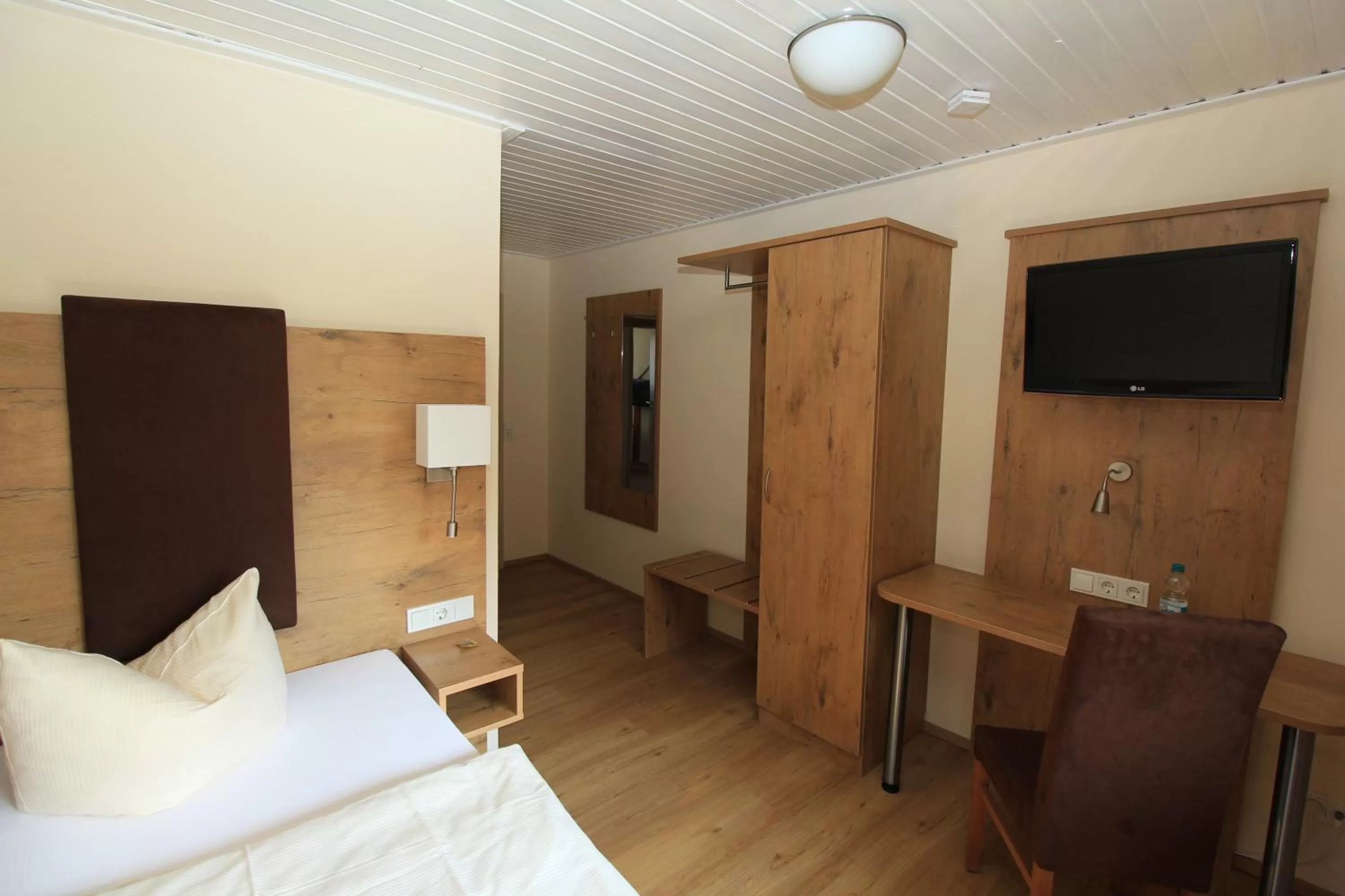 Bed in Waldhotel Albachmühle mit Albacher Stuben