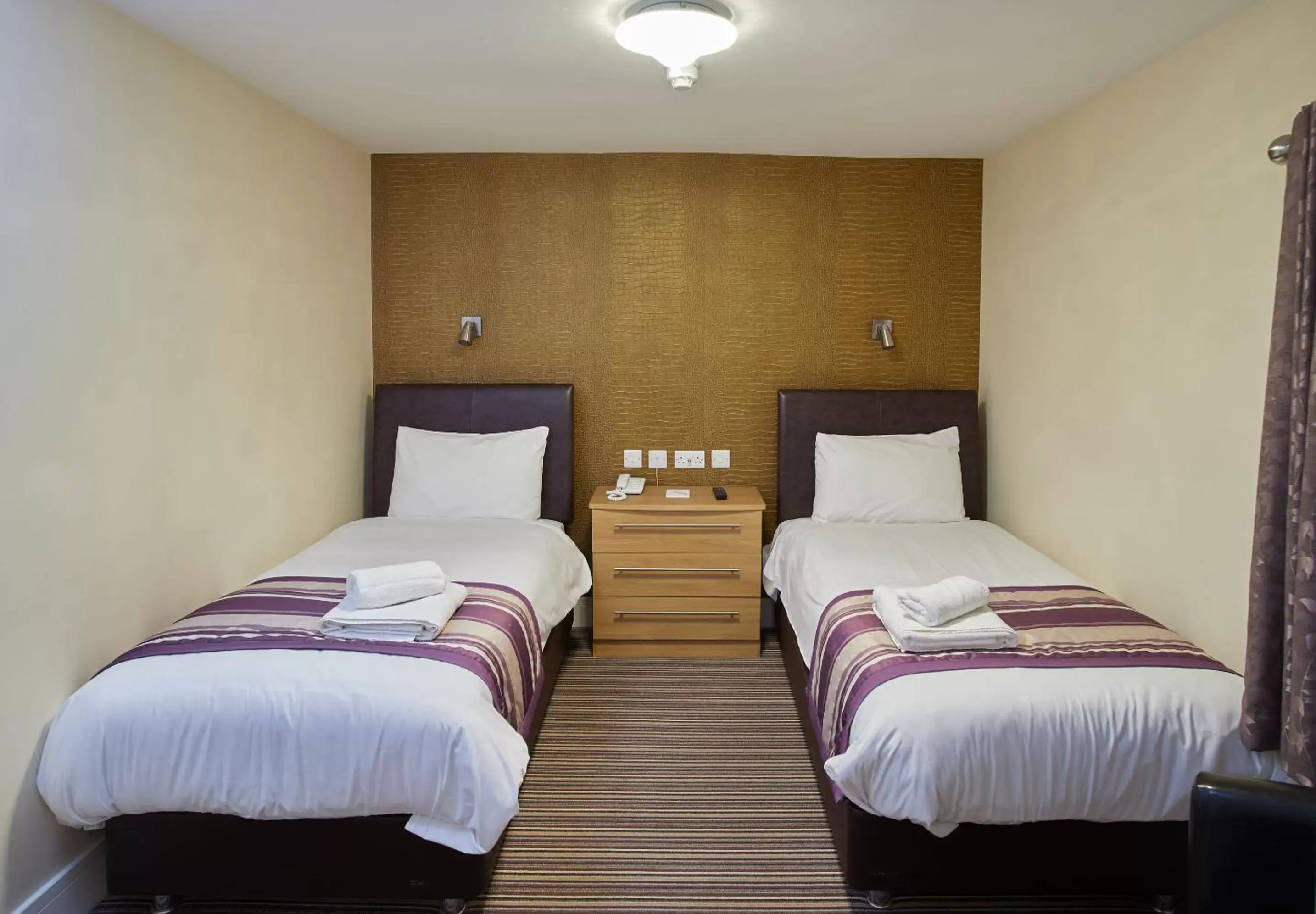 Bedroom, Bed in Palm Court Hotel