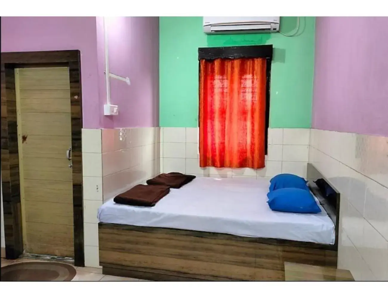 Bed in Goroomgo Central Guest House Agartala