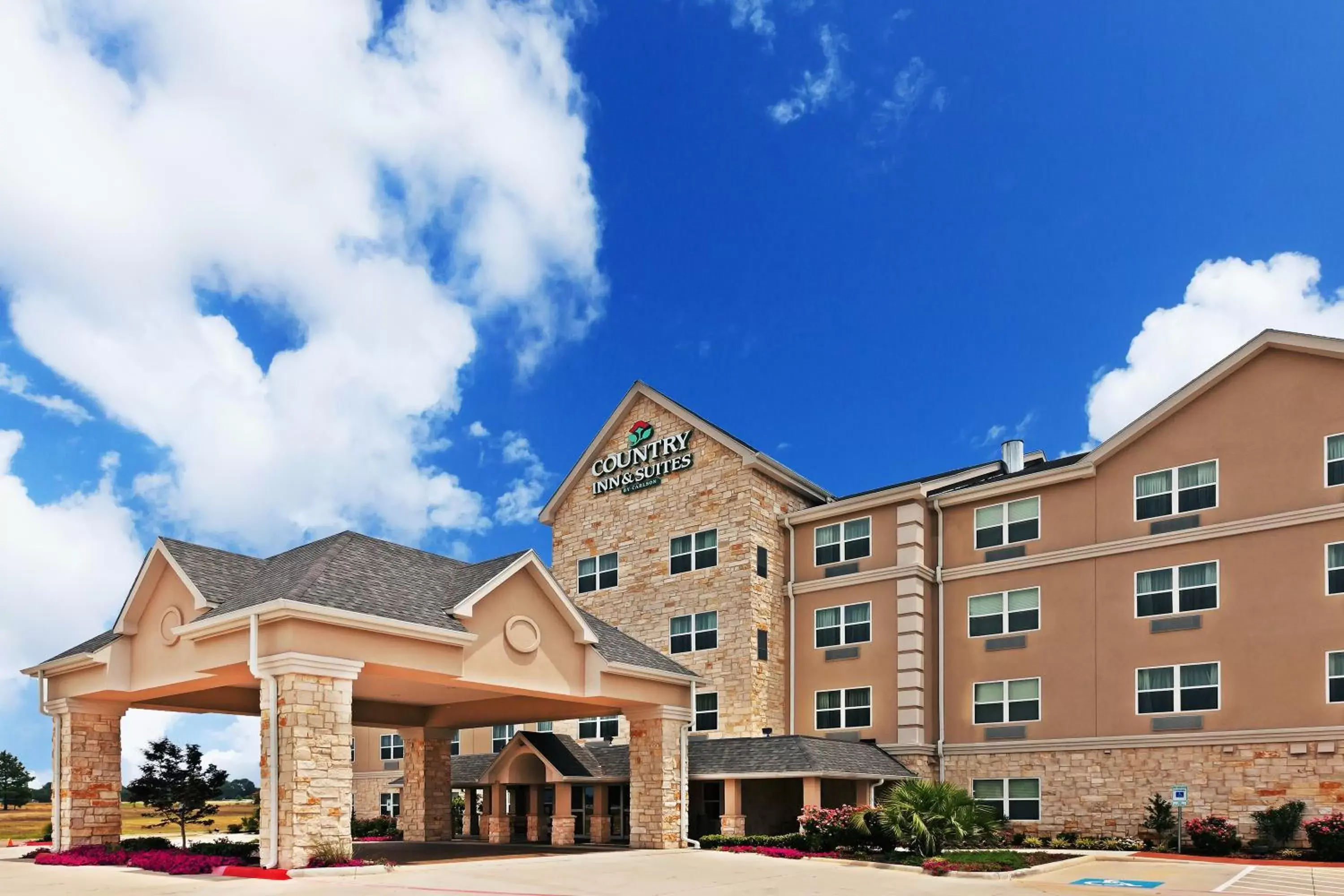 Property Building in Country Inn & Suites by Radisson, Texarkana, TX
