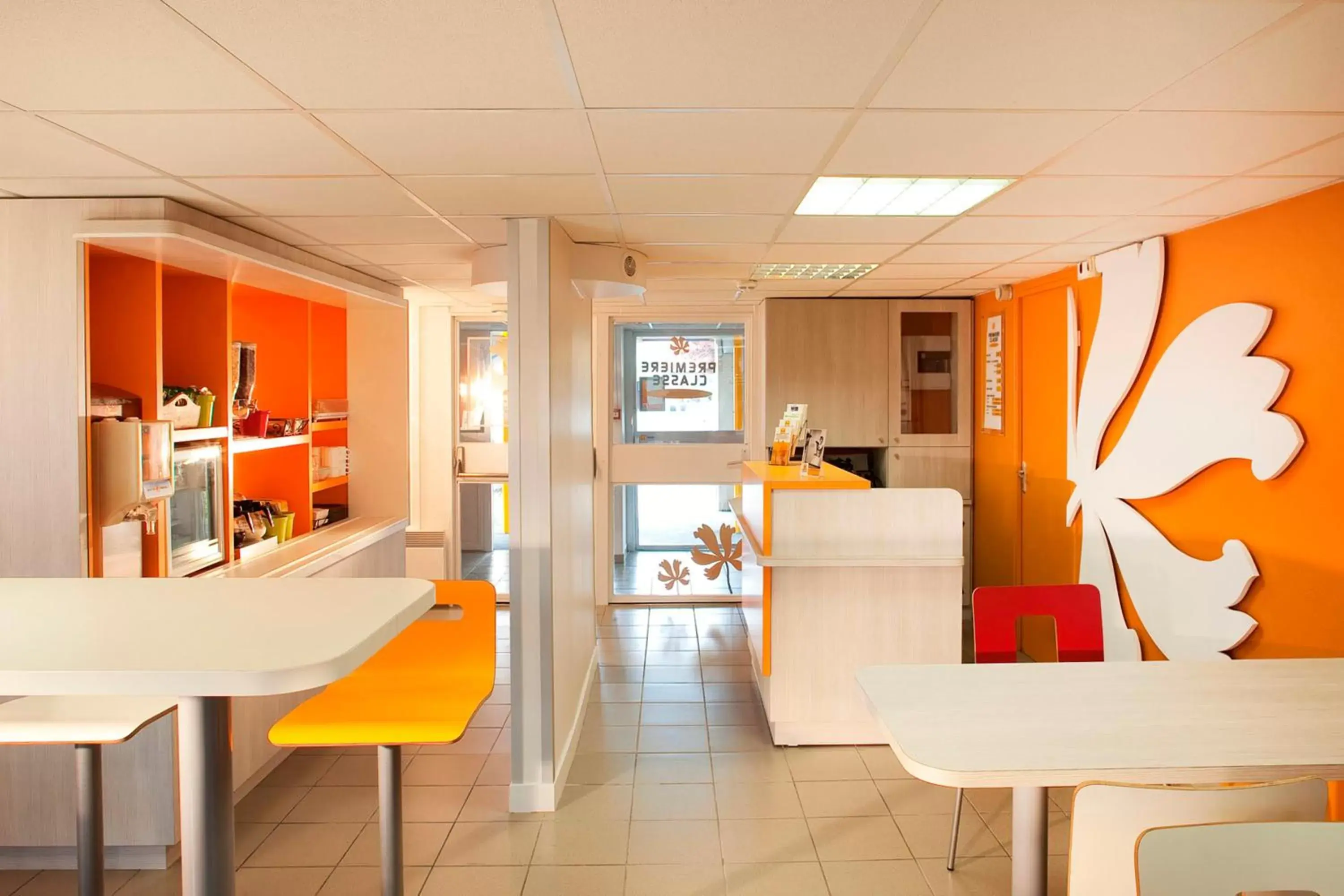 Restaurant/places to eat, Kitchen/Kitchenette in Premiere Classe Toulouse Ouest -Blagnac Aéroport